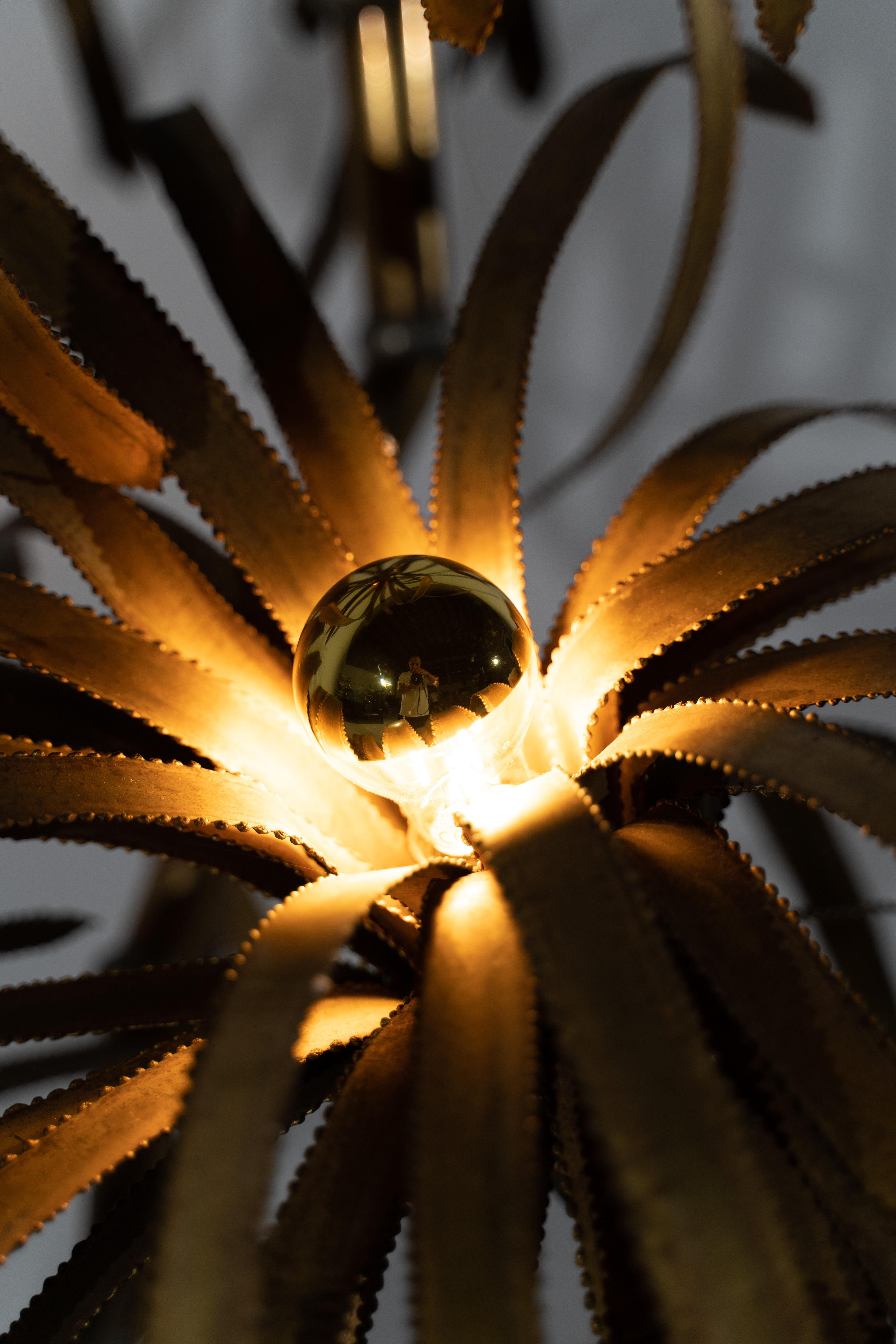 Lampe palmier à 3 têtes en laiton doré, fixée et soudée à l'étain dans un socle en bois recouvert de stratifié noir.
Distribué par la Maison Jansen Paris.
