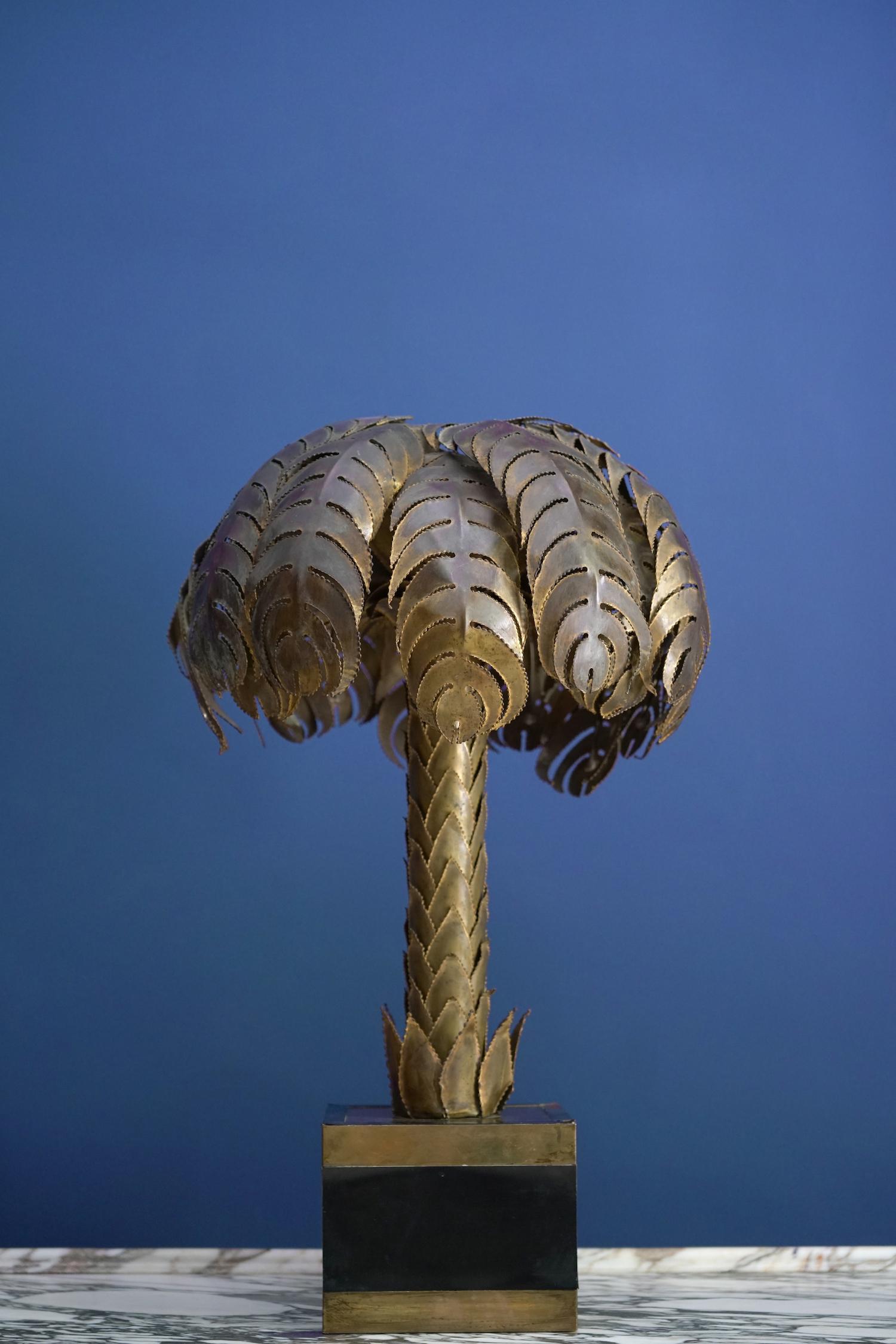Lampe de table en palmier de la Maison Maison, grande et très rare, des années 1960/70, avec deux points lumineux. Les palmes découpées à la main et la tige sont faites de feuilles de laiton qui se chevauchent. De proportions fantastiques et d'une
