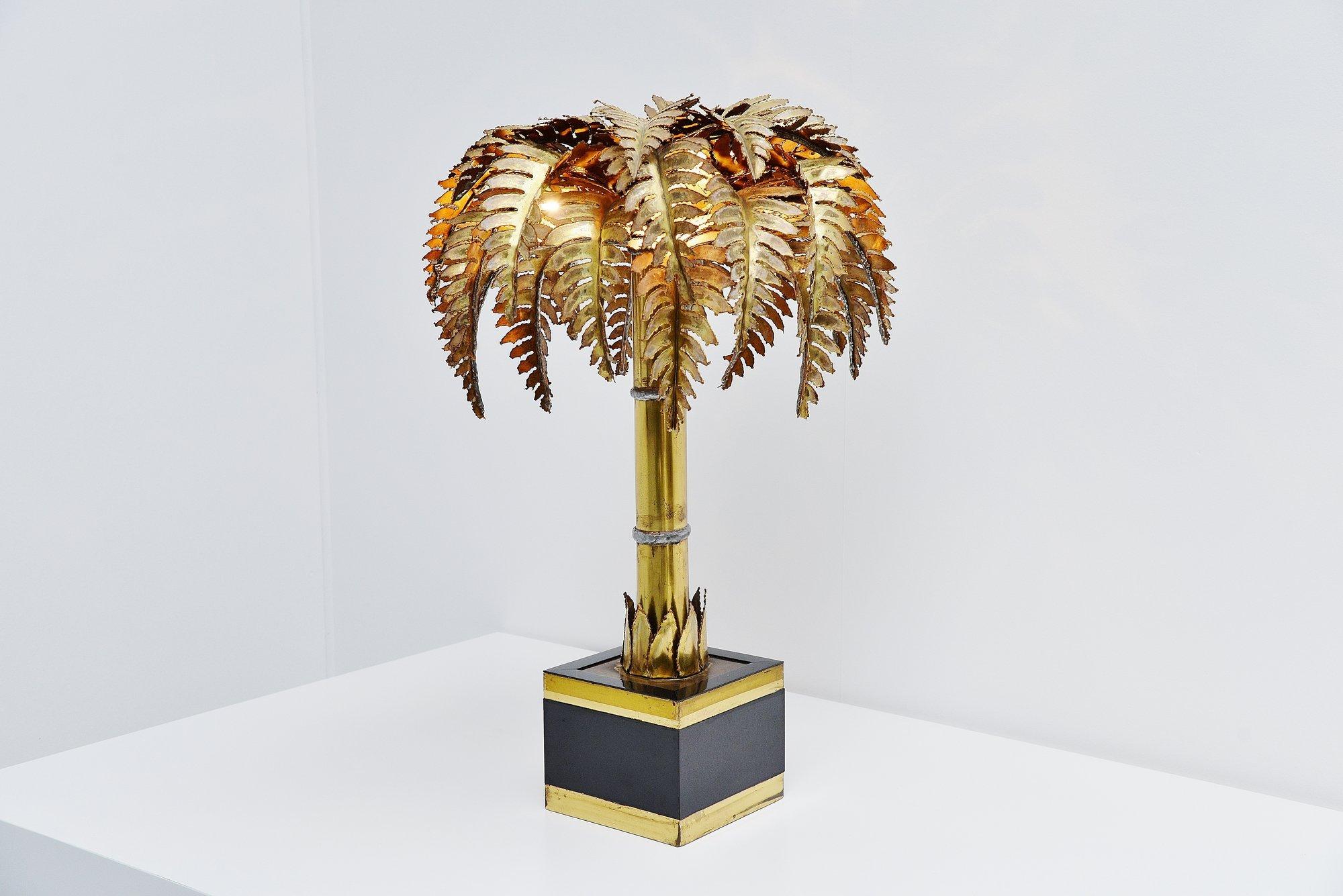 Very nice and highly decorative palm tree floor/table lamp designed by Christian Techoueyres and manufactured by Maison Jansen, France, 1970. Superb shaped palm tree lamp with brass leaves and black laminated base. The lamp is in very good and clean