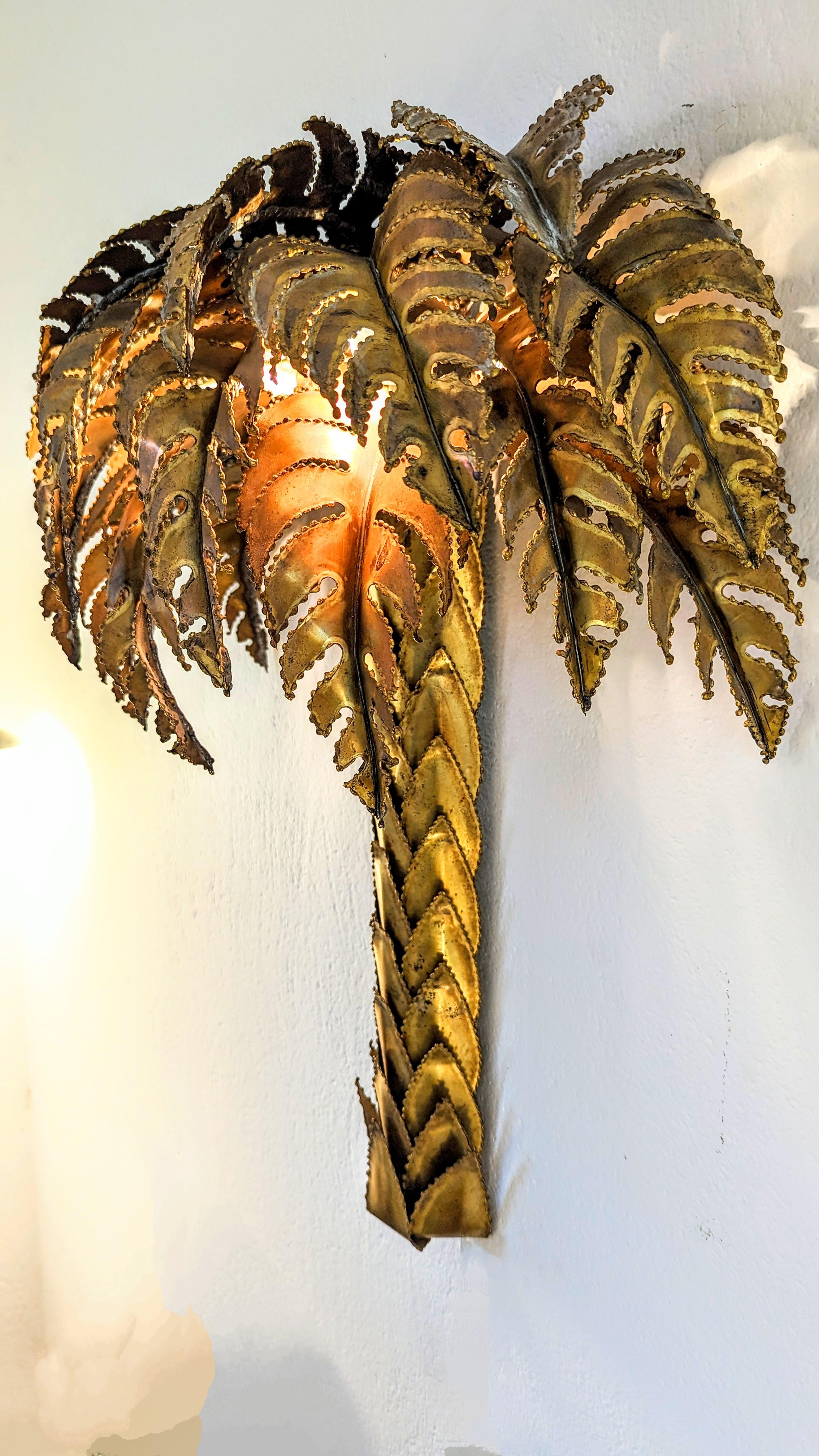 Beautiful and rare large Maison Jansen palm tree wall lamp manufactured in France in 1970s. Two E14 sockets inside, works perfectly with US or UK electrical standards.
This wall lamp is very decorative, it gives a very diffuse, warm and soft light