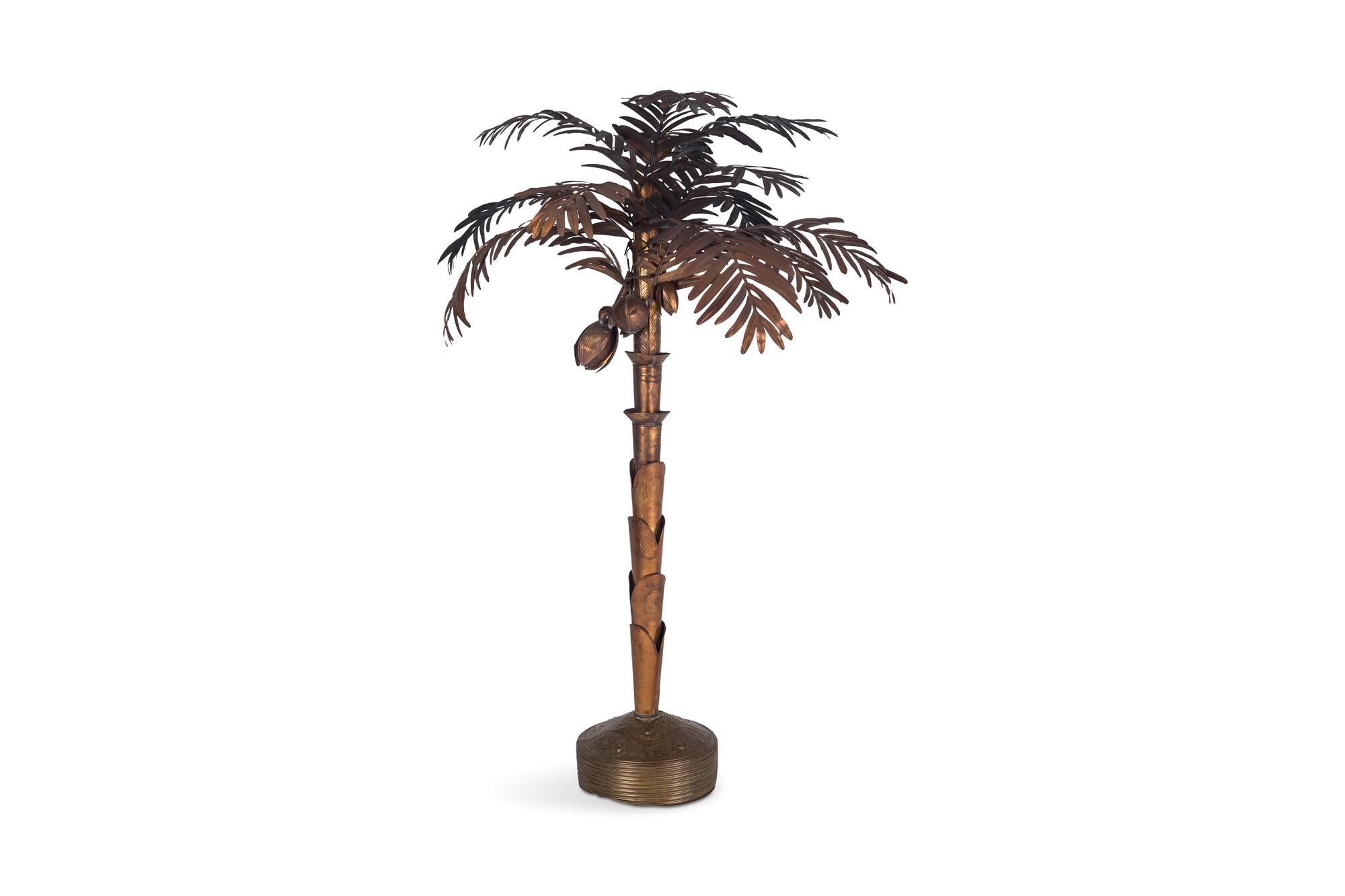 Hollywood Regency brass palm tree lamp in the style of Maison Jansen. This tall Hollywood Regency floor lamp has several extremely decorative details, such as the moulded base and the well-crafted plates of the stem.
The lamp is fitted with an