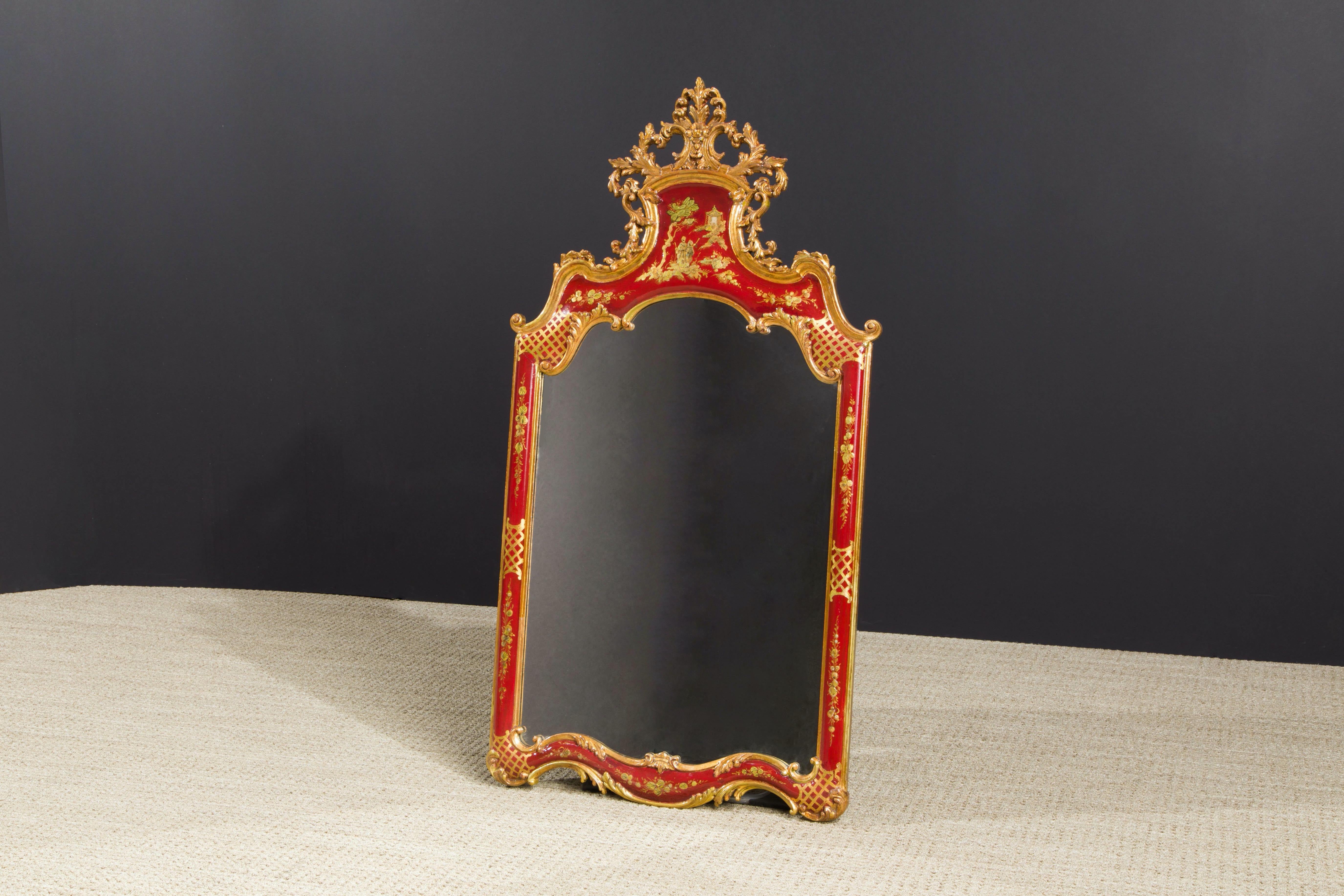 Dieser große und einzigartige Spiegel im französischen Rokoko-Stil, der eine handgemalte Chinoiserie-Szene zeigt, ist ein unglaubliches Stück Maison Jansen-Geschichte. Er wurde vom Maison Jansen-Historiker und Autor James Archer Abbott beglaubigt;