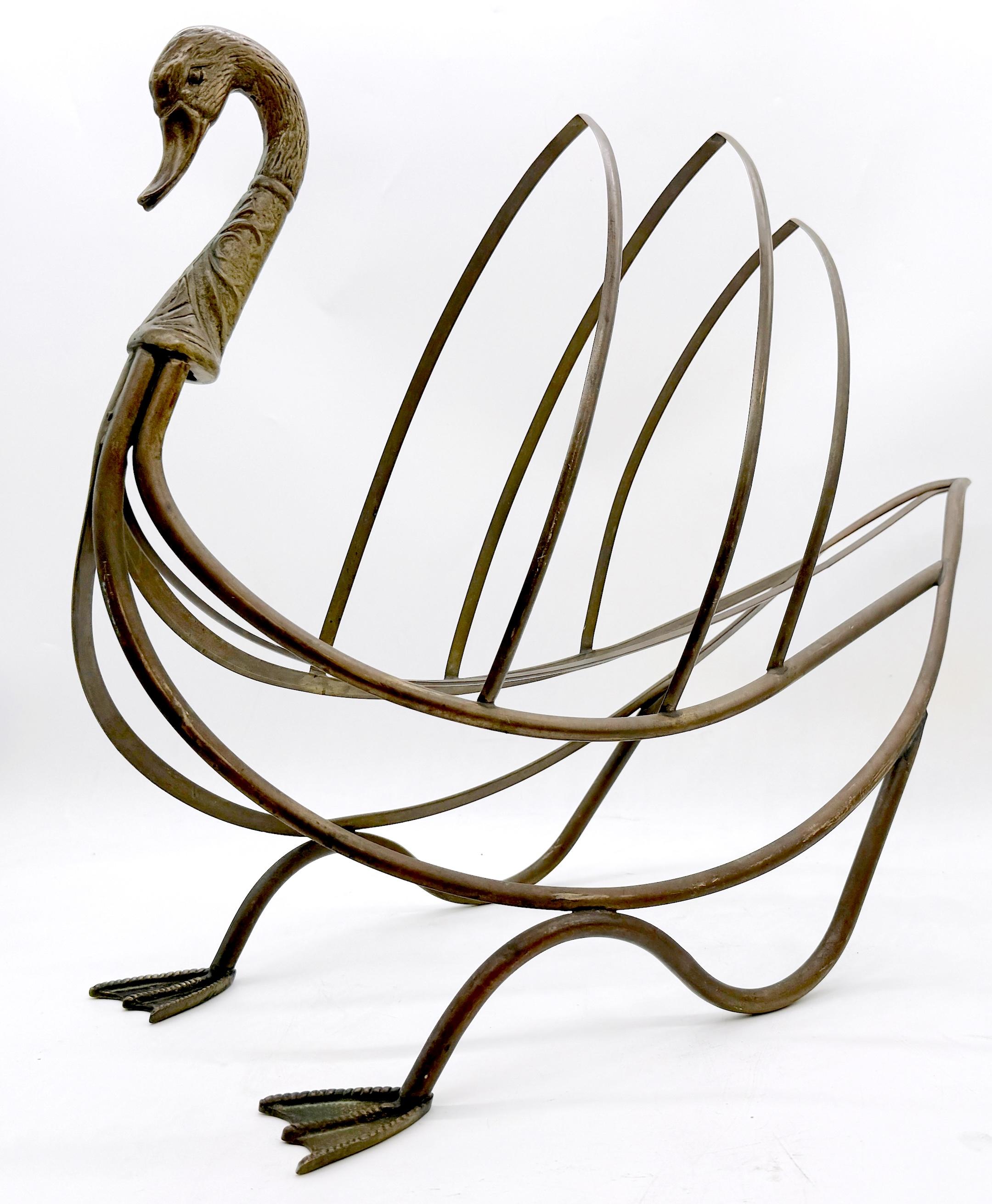Porte-revues/support à cygnes en bronze patiné de la Maison Maison Jansen

Voici un élégant porte-revues/support à cygne en bronze patiné de style Maison Jansen, fabriqué en France vers les années 1960. Cette pièce exquise présente les éléments de
