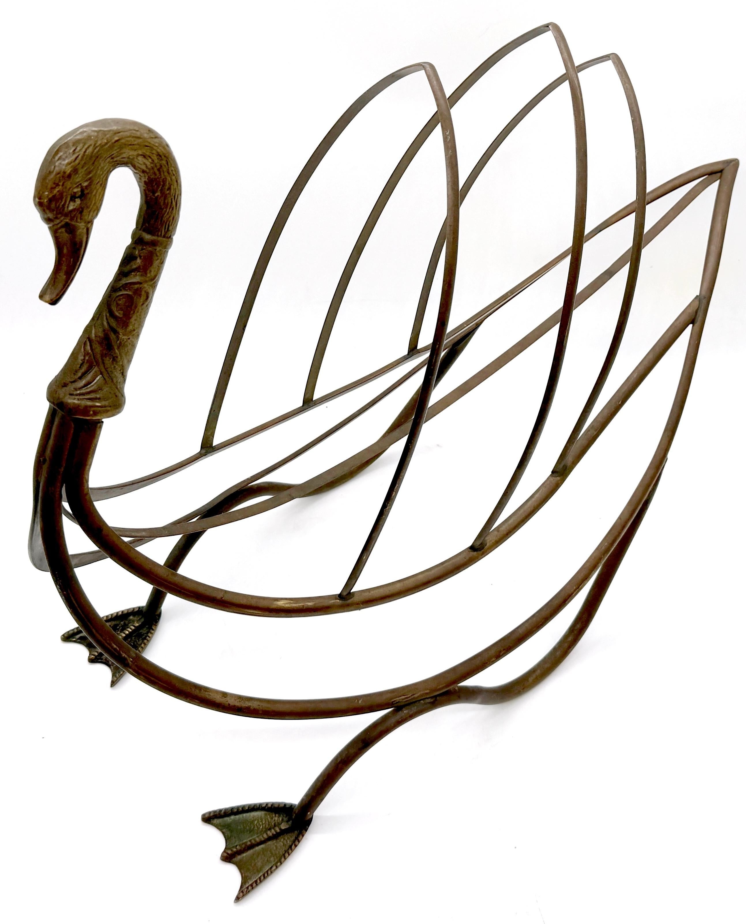 Mid-Century Modern Porte-revues /Stand en Swan patiné d'après la Maison Jansen en vente