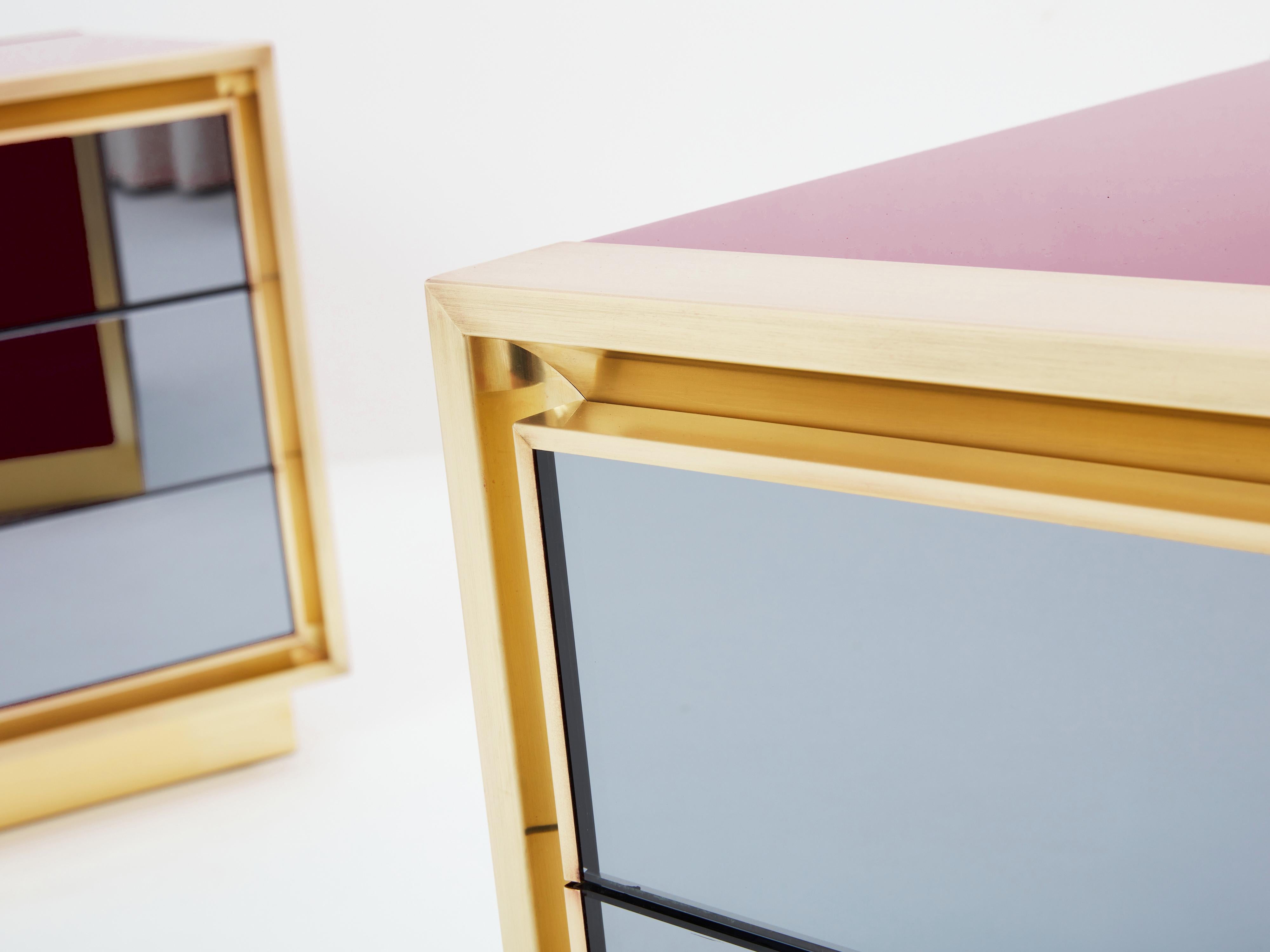 Tables de nuit à miroir en laiton laqué framboise Maison Jansen des années 1970 en vente 7