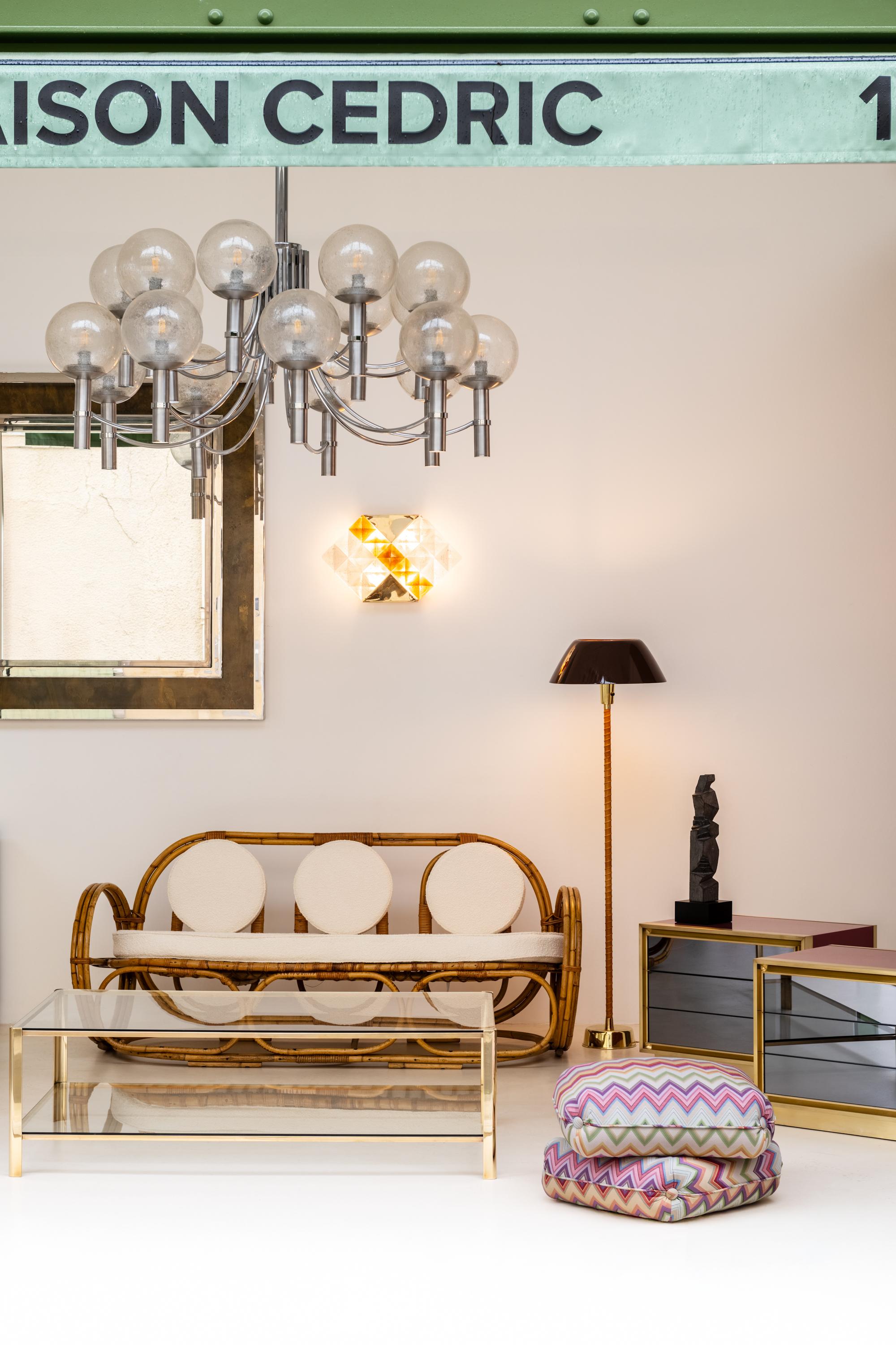 Tables de nuit à miroir en laiton laqué framboise Maison Jansen des années 1970 en vente 10