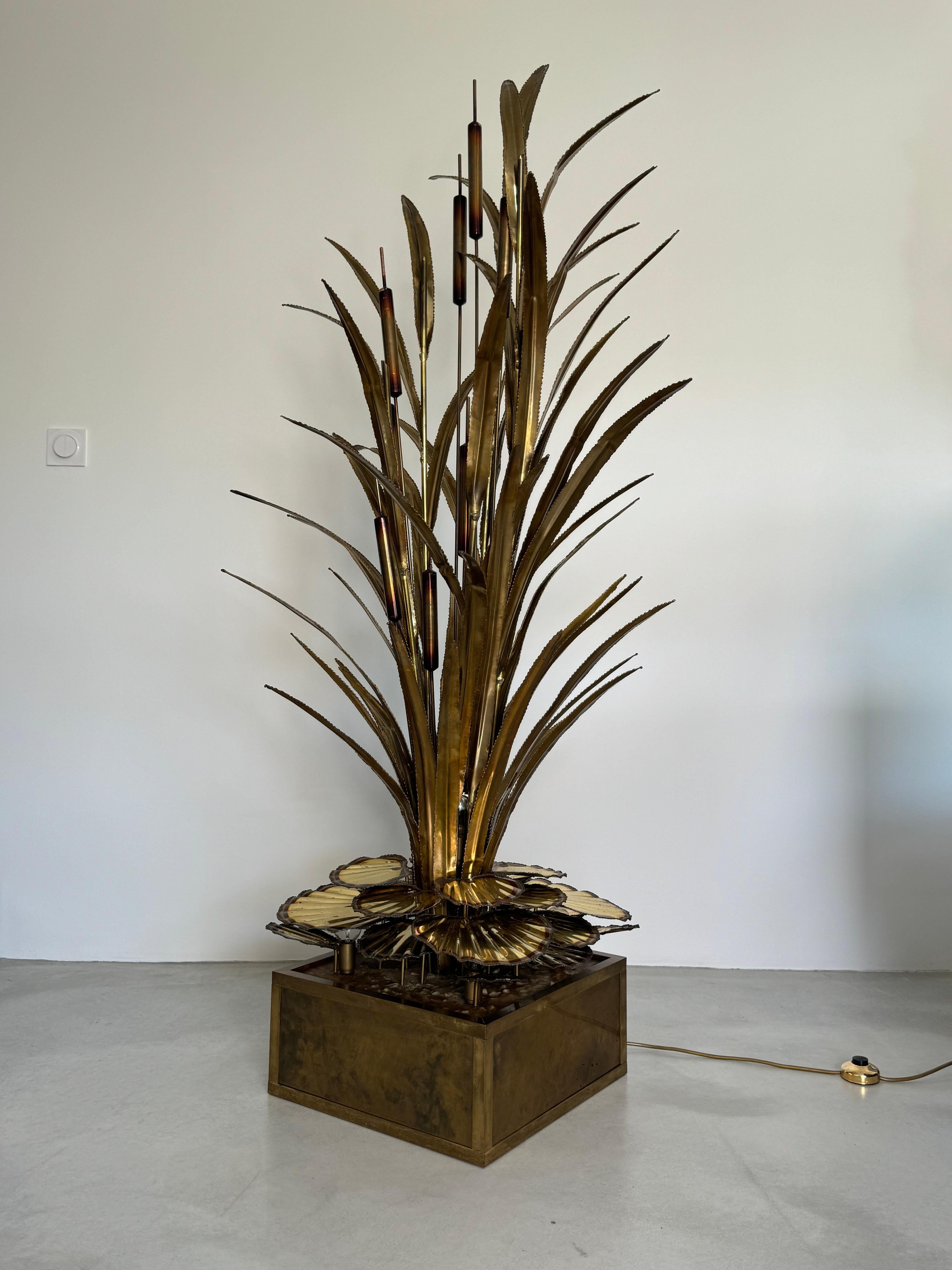 MAISON JANSEN

Enorme e rarissima (mai vista su 1stDisbs) lampada da terra di design Canne e ninfee.

Foglie e fiori in ottone ritagliati, base quadrata con cornice in ottone, 1 lato composto da cristalli di resina che simulano la superficie