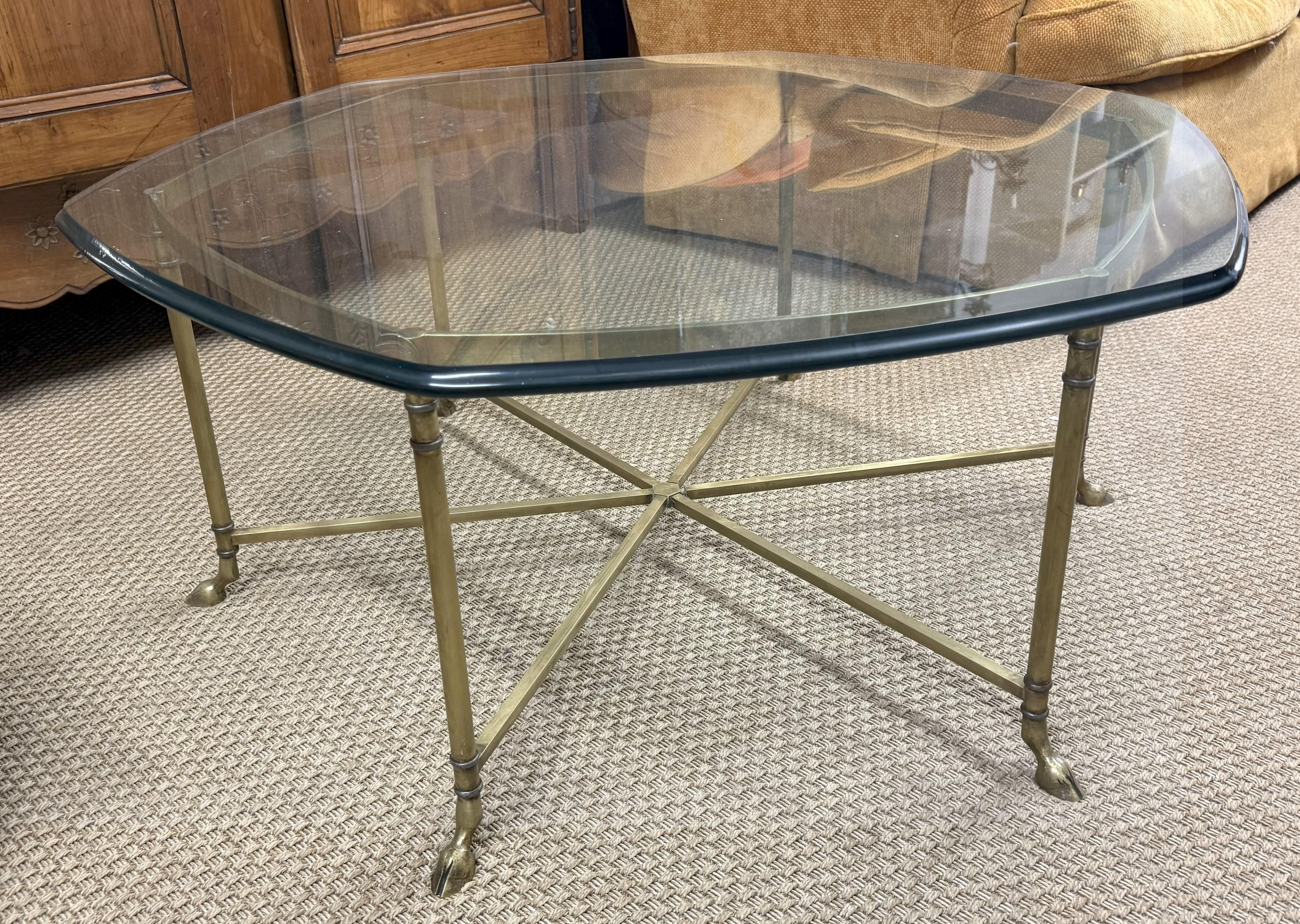 Mesa de centro con pie de pezuña y tapa de cristal estilo Maison Jansen Regence Regencia en venta