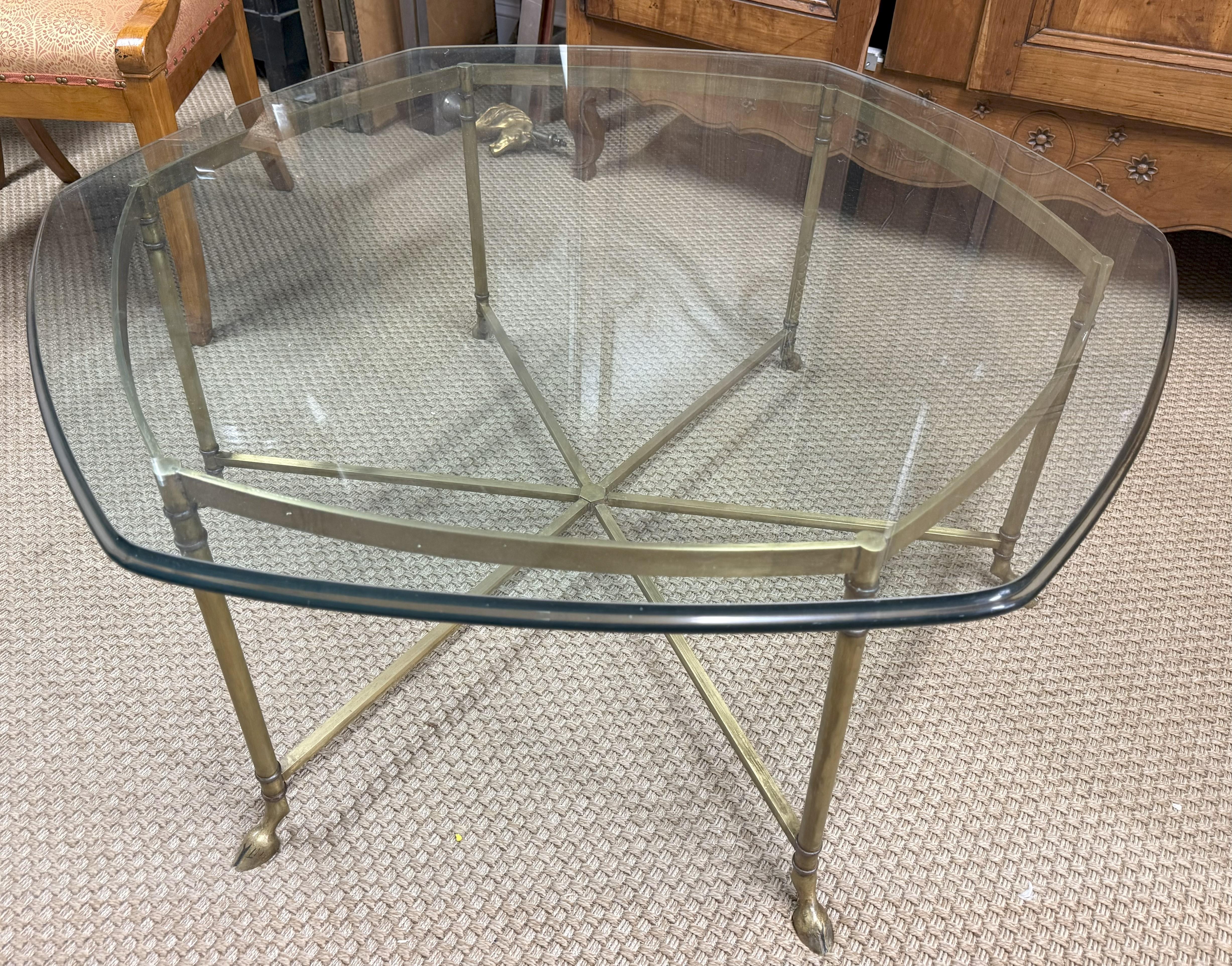 Mesa de centro con pie de pezuña y tapa de cristal estilo Maison Jansen Regence Metal en venta