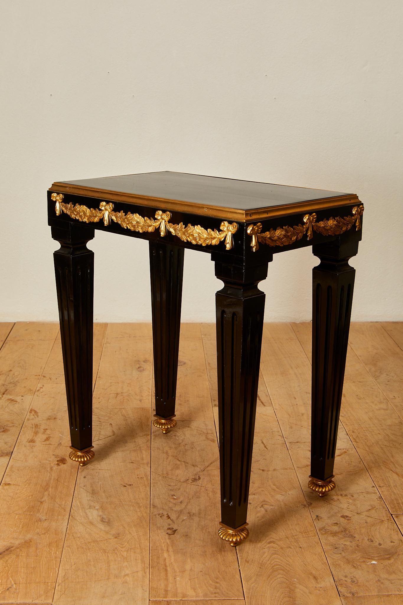 Maison Jansen, Tisch im Regence-Stil, schwarzer Lack, vergoldete Bronzeverzierung, um 1970. im Angebot 3