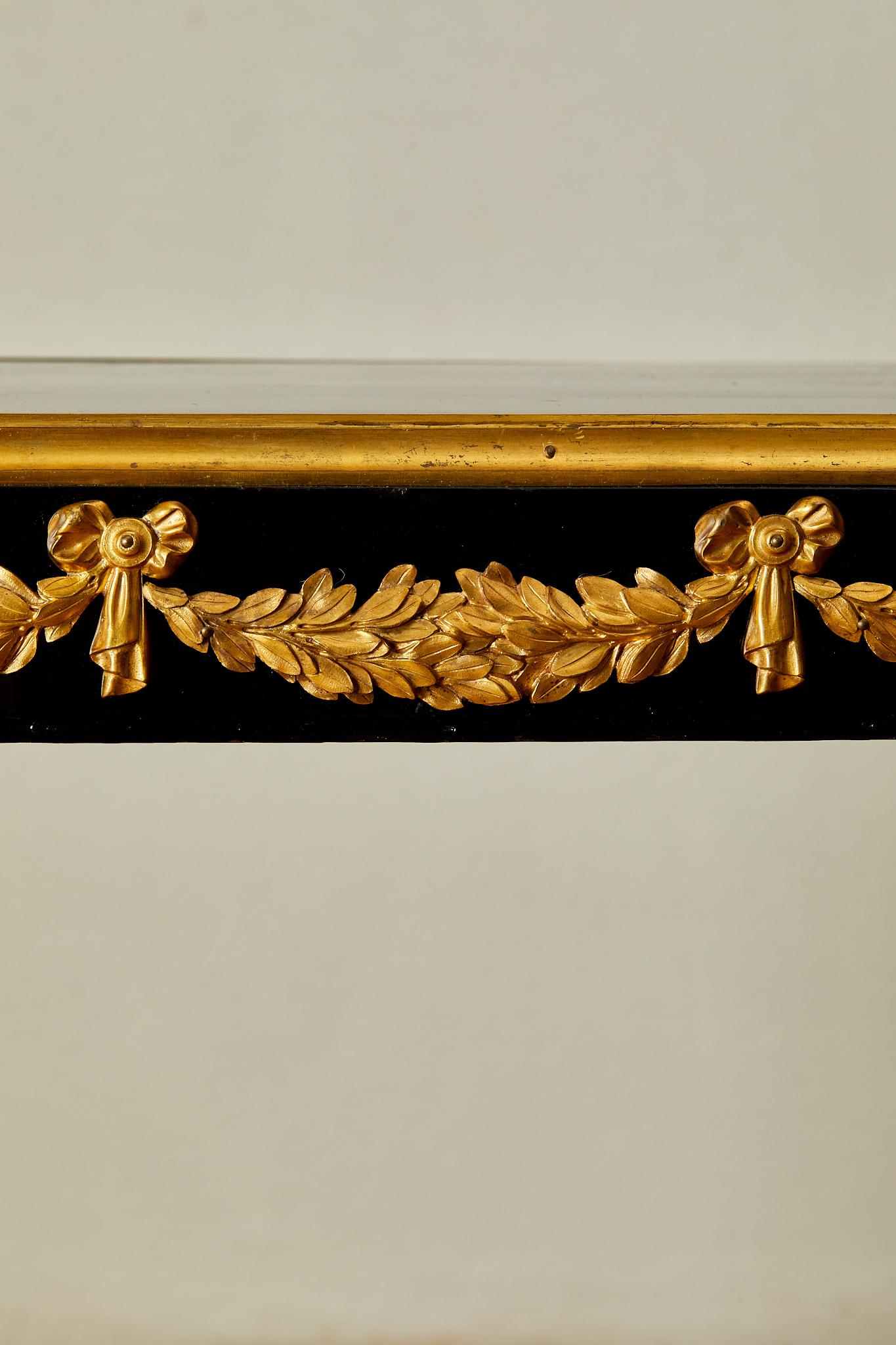Maison Jansen, Tisch im Regence-Stil, schwarzer Lack, vergoldete Bronzeverzierung, um 1970. im Angebot 6