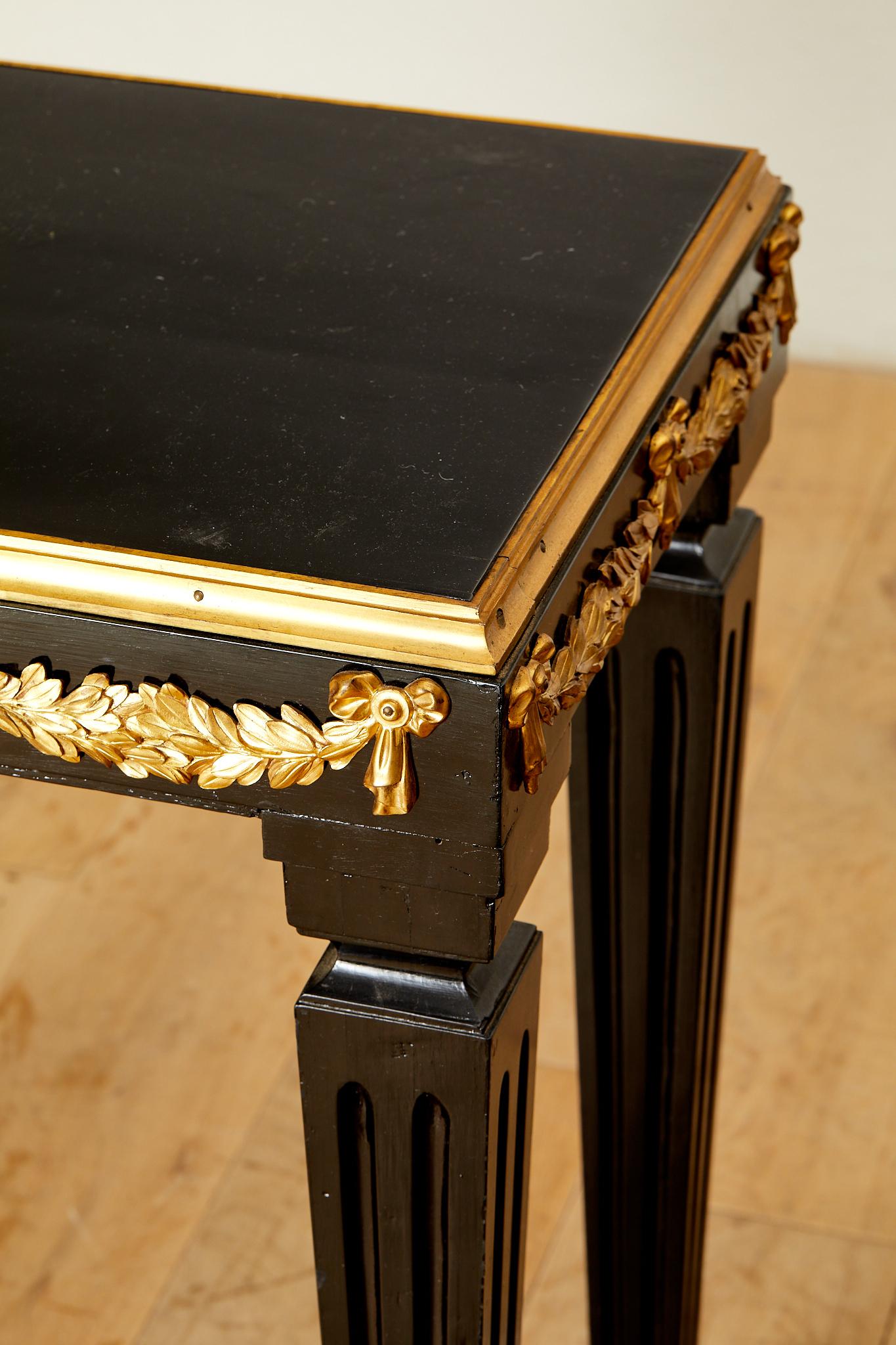 Maison Jansen,
Tisch im Stil von Regence,
schwarzer Lack, vergoldete Bronzeverzierung,
ca. 1970, Frankreich.
Höhe 74 cm, Breite 61 cm, Tiefe 41 cm.