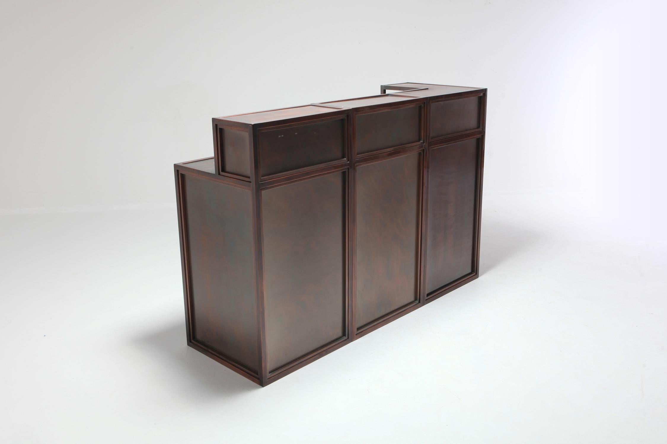 Hollywood Regency bar counter consisting of three modules.

Bronze patinated panels and frame with interior storage space


 