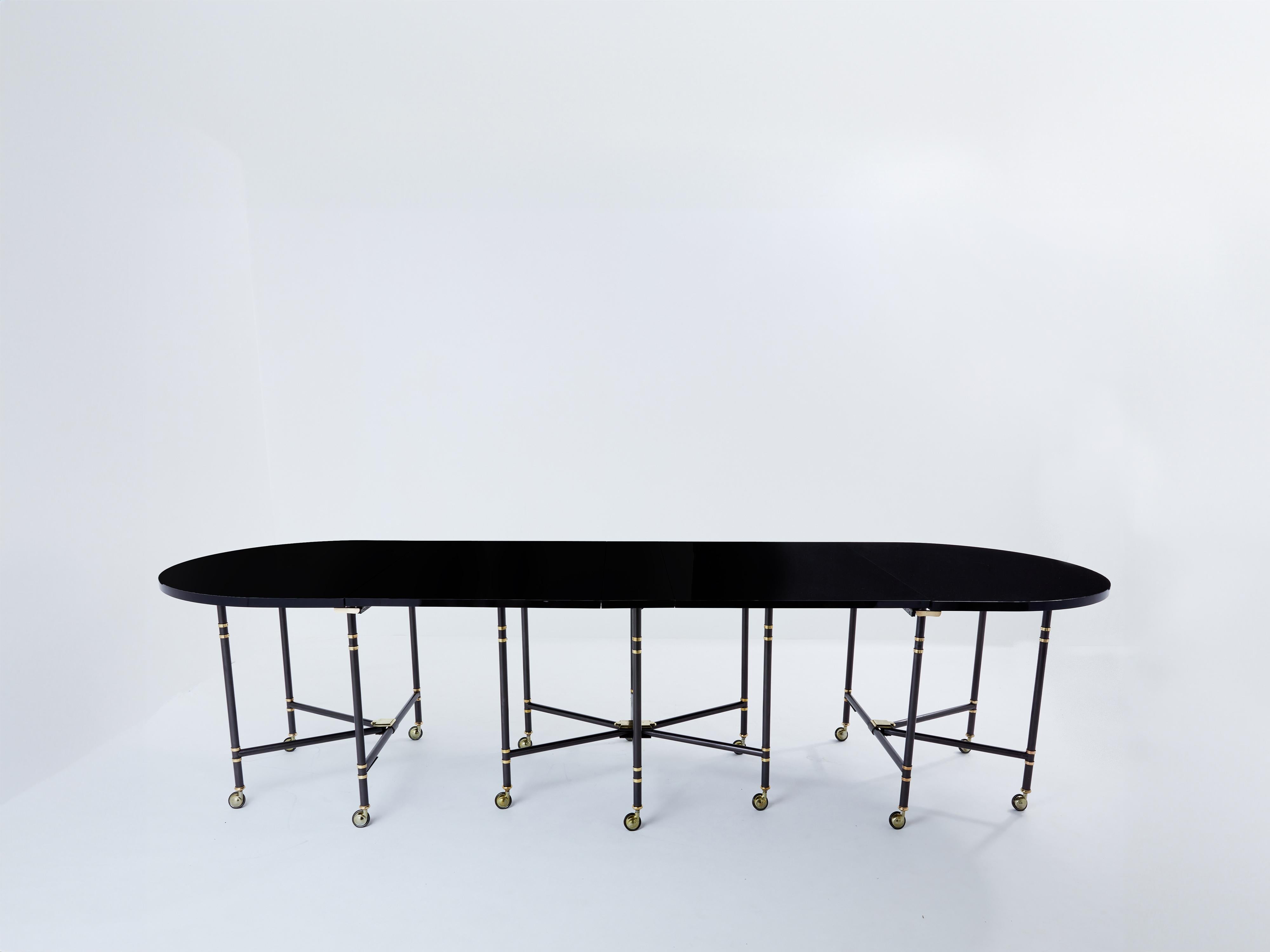 Cette longue table à rallonge ovale au plateau laqué noir est l'une des pièces les plus emblématiques de la Maison Jansen. Baptisée Royal, cette table a été spécialement conçue par Pierre Delbée pour l'actrice française Jacqueline Delubac au début