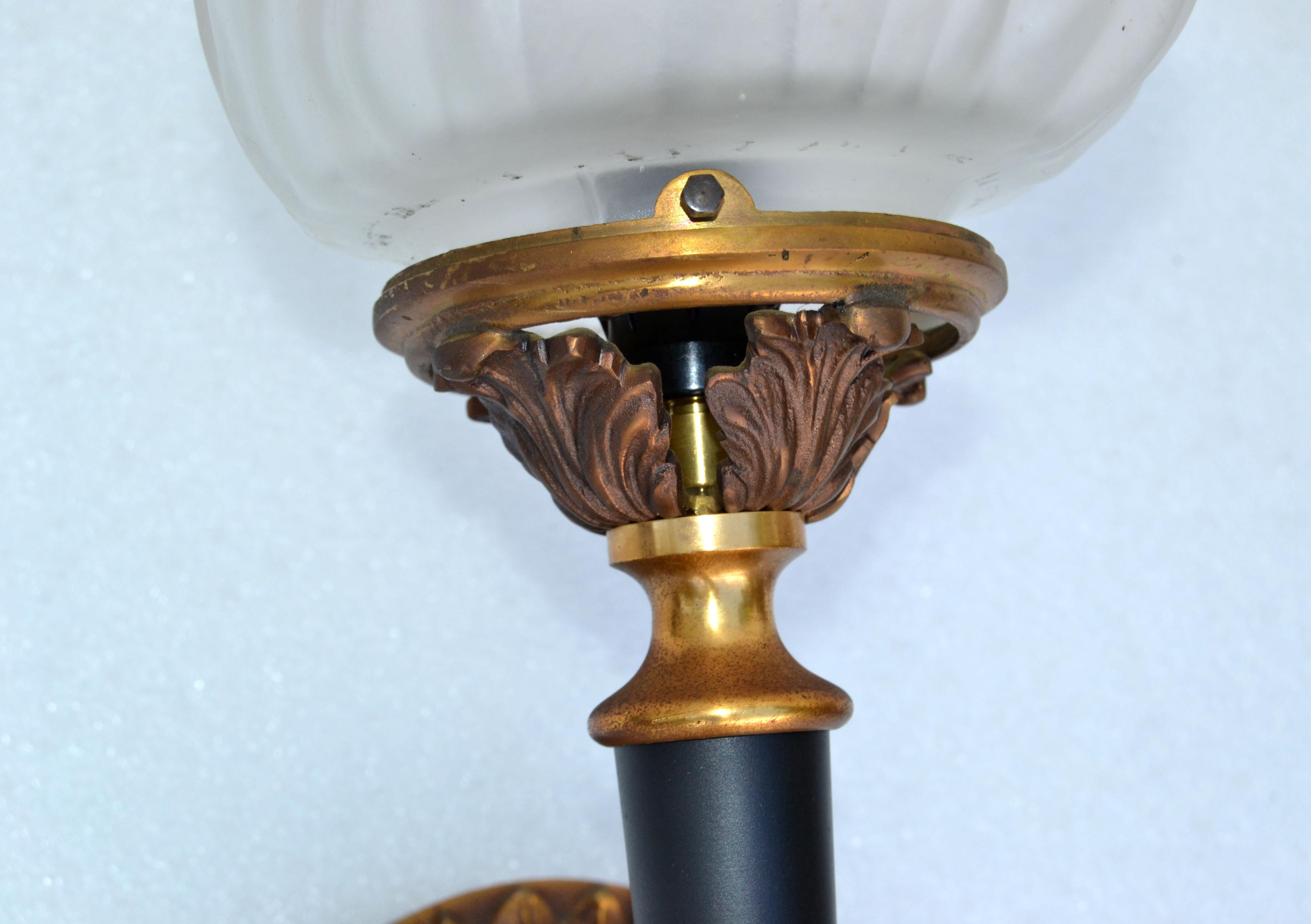 Paire d'appliques de la Maison Jansen en bronze massif et abat-jour à flamme en verre soufflé France 1950 en vente 2