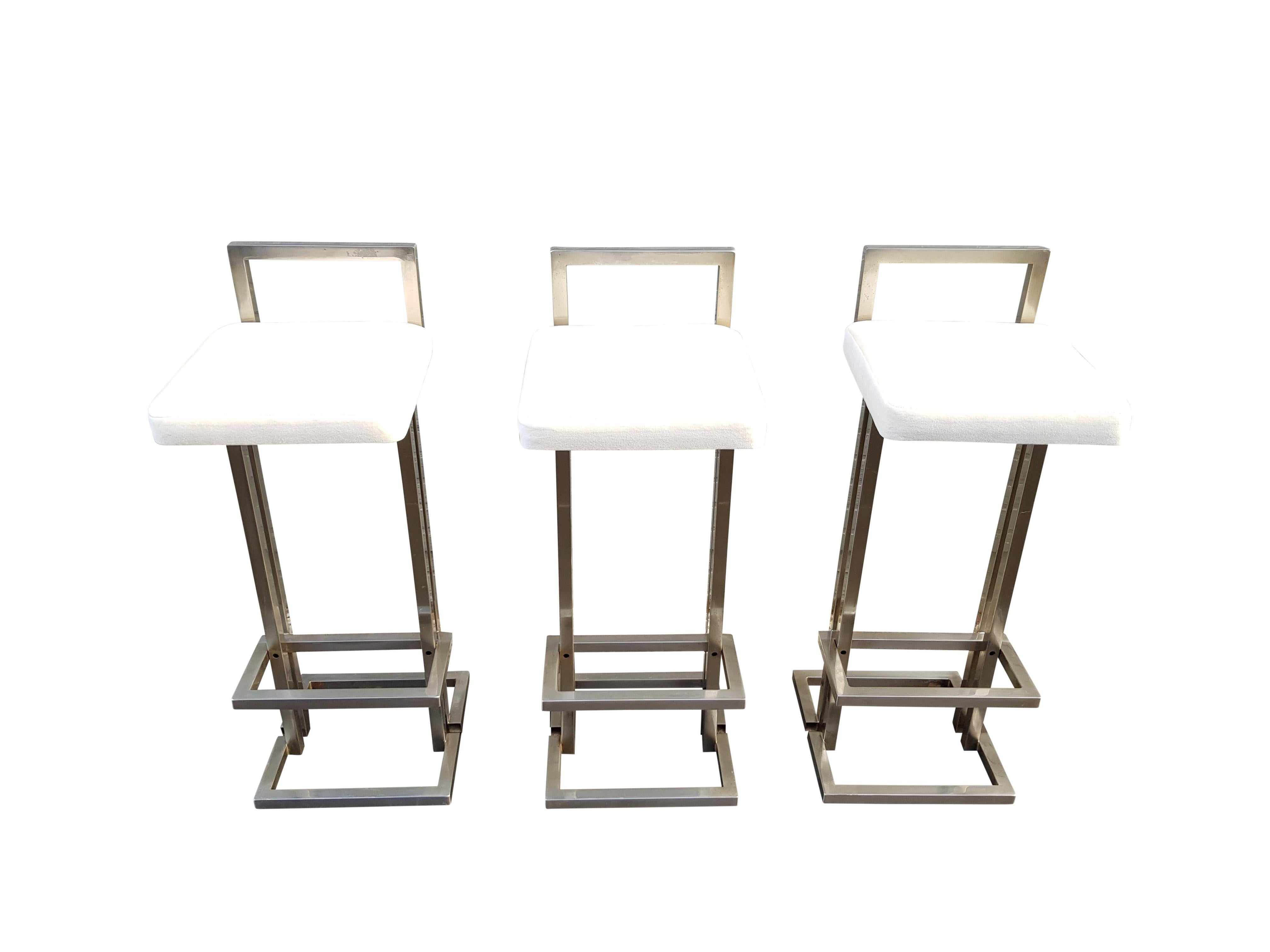 Stunning set of 3 barstools in brushed steel chrome.
The seating’s are reupholstered in a crème white color.

 