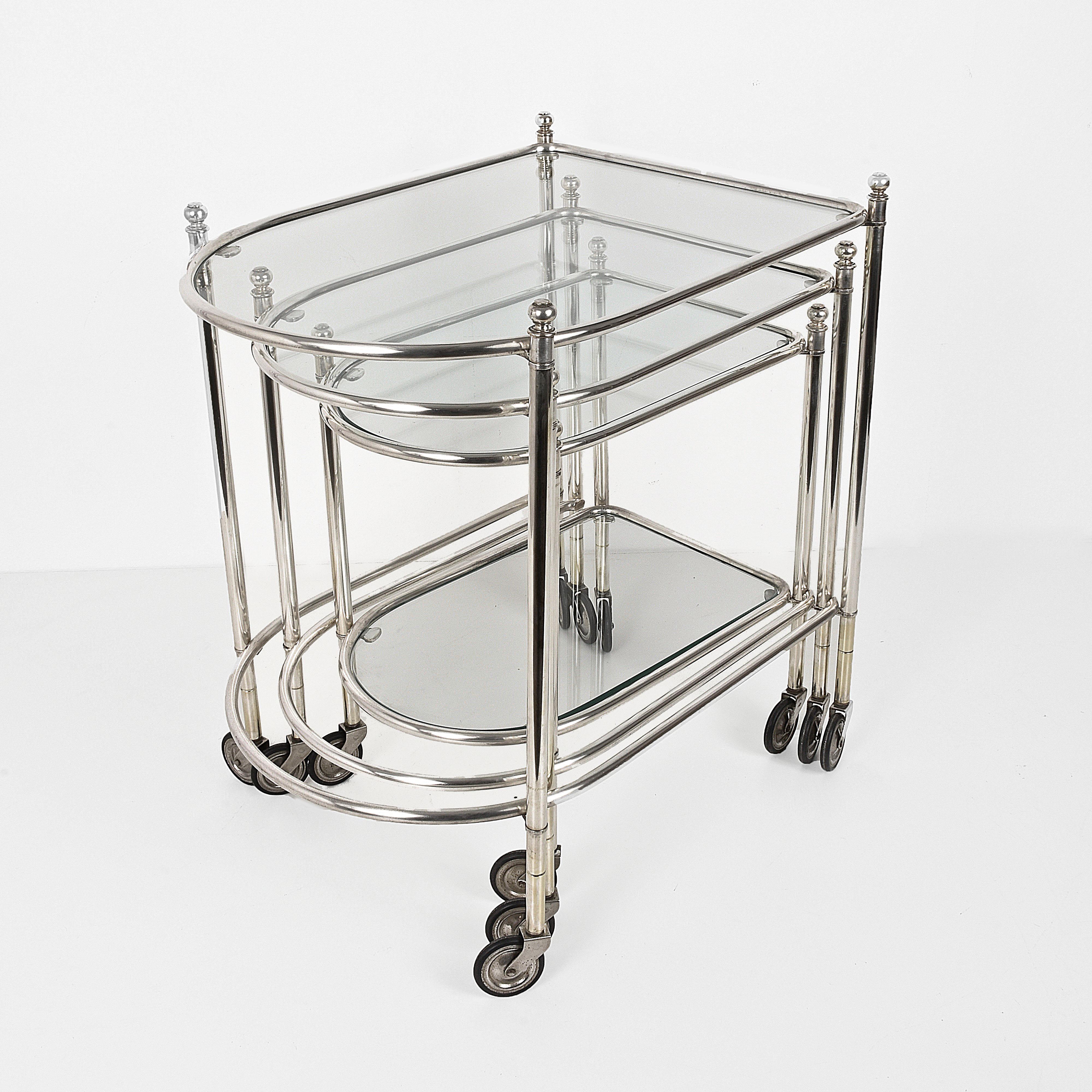 Nesting tables in silvered brass from the 1960s.
The smallest trolley has two glass shelves, the largest have only one glass.
Beautiful state of conservation.
The largest size: 55 x 38 and a height of 58 cm.