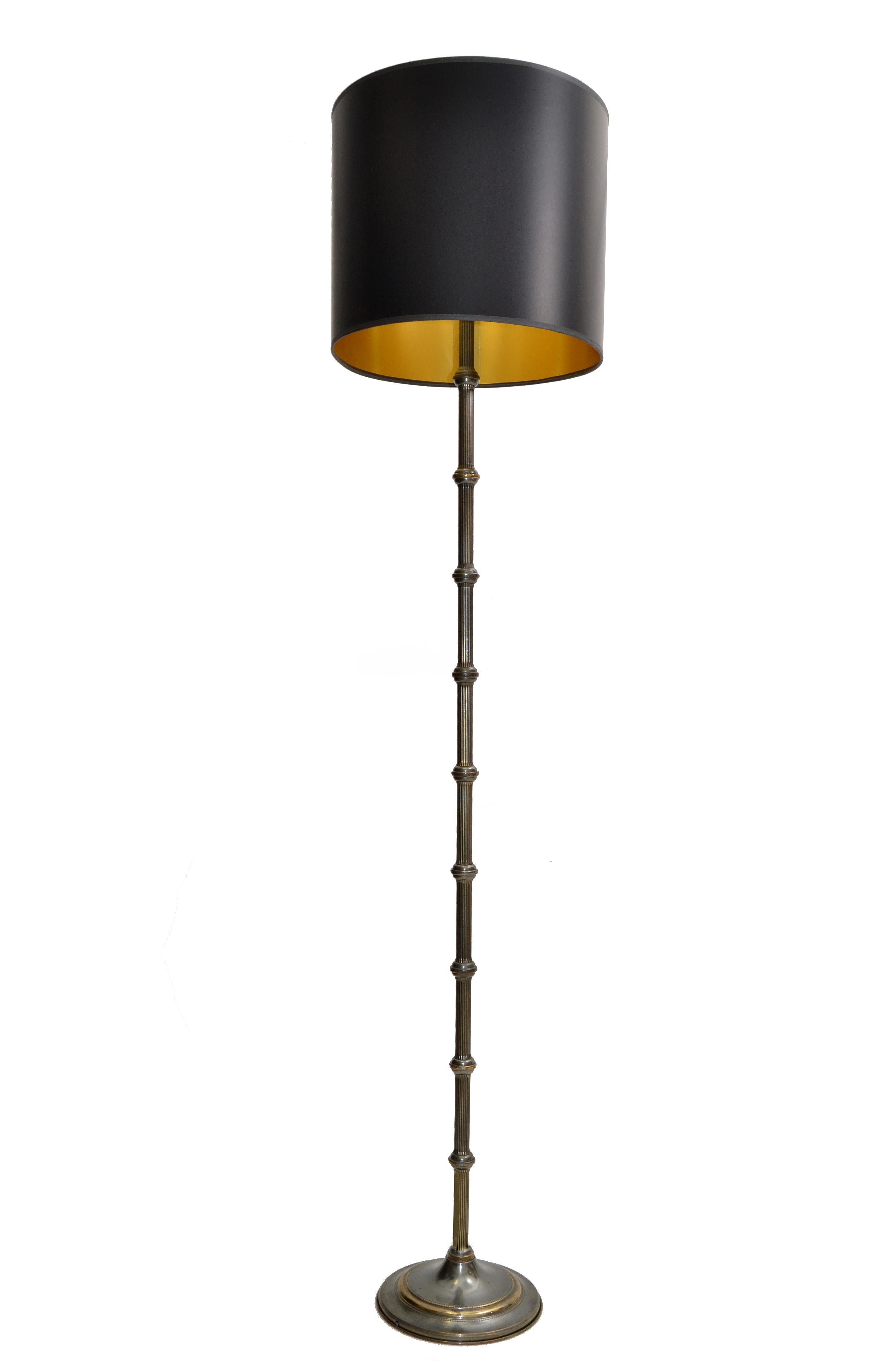 Original französische Mid-Century Modern Stehlampe aus versilberter Bronze und Messing von Maison Jansen, hergestellt in Frankreich 1950.
Funktioniert einwandfrei und nimmt eine normale Glühbirne auf.
Verkauft mit maßgeschneiderten schwarzen und