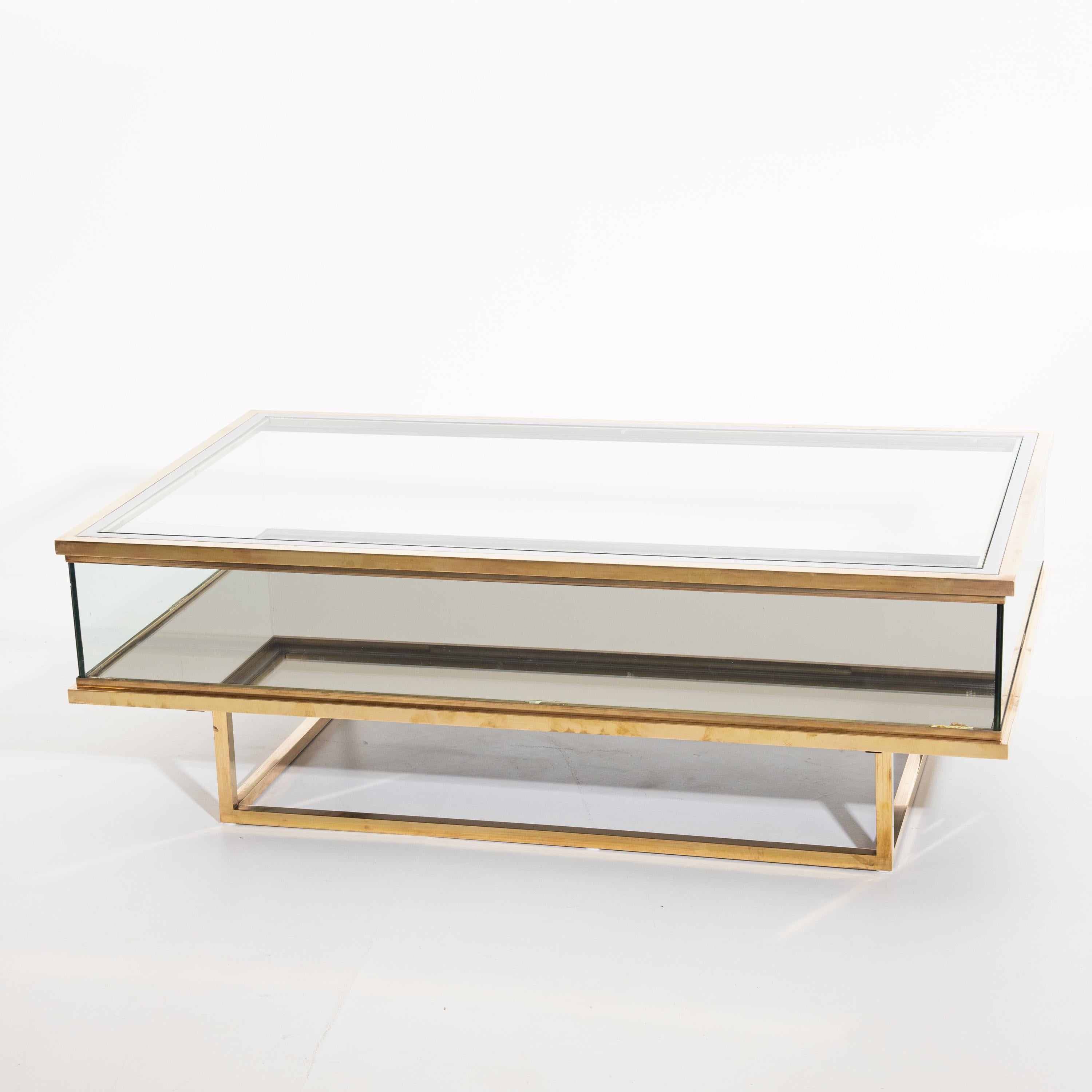 Large rectangular coffee table by Maison Jansen in the 1970s. Made of brass and glass with a sliding top.
    