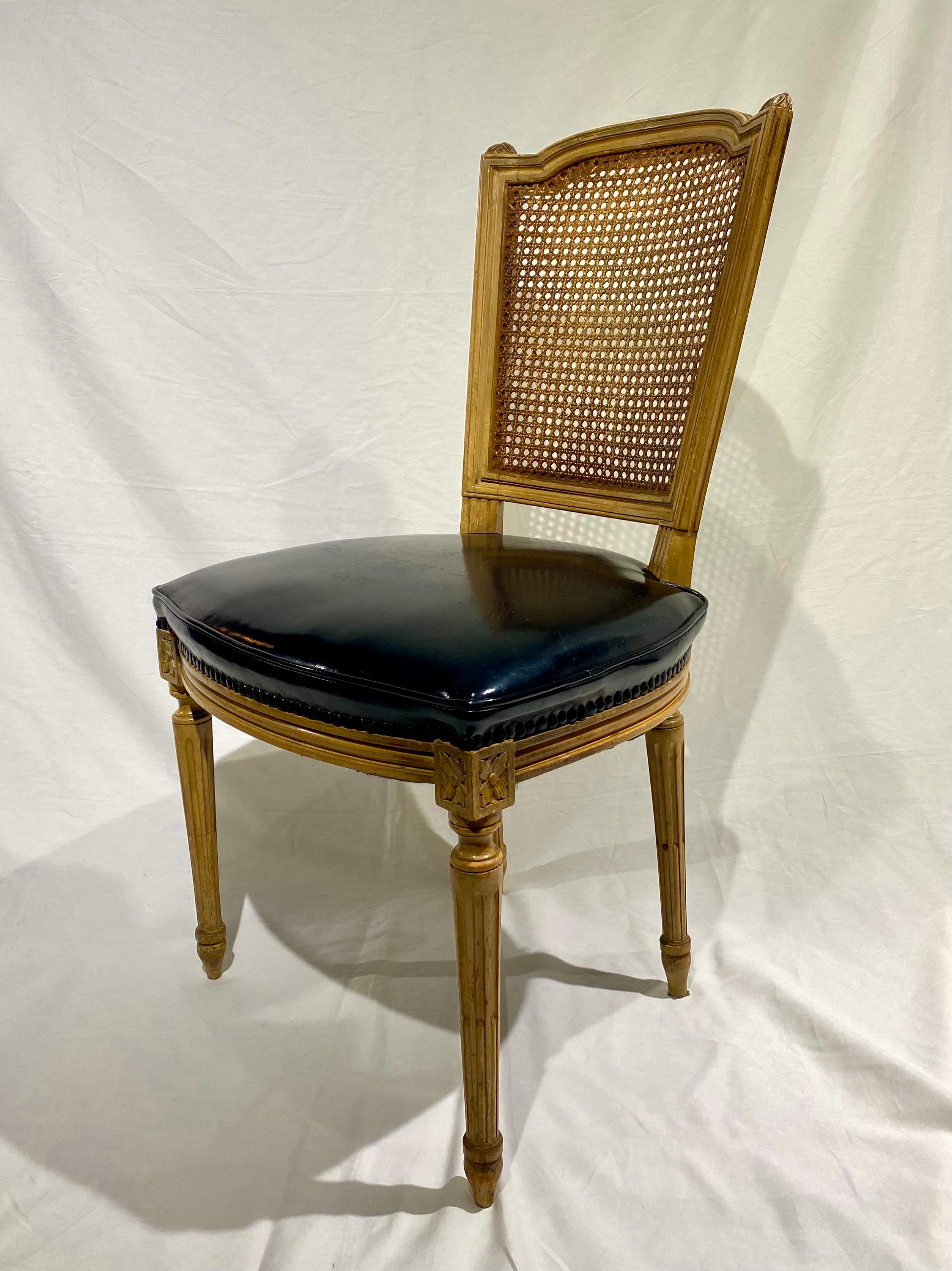 Maison Jansen Gestempelte Stühle mit Rohrrückenlehne, Vierer-Set, Französisch (Louis XVI.) im Angebot