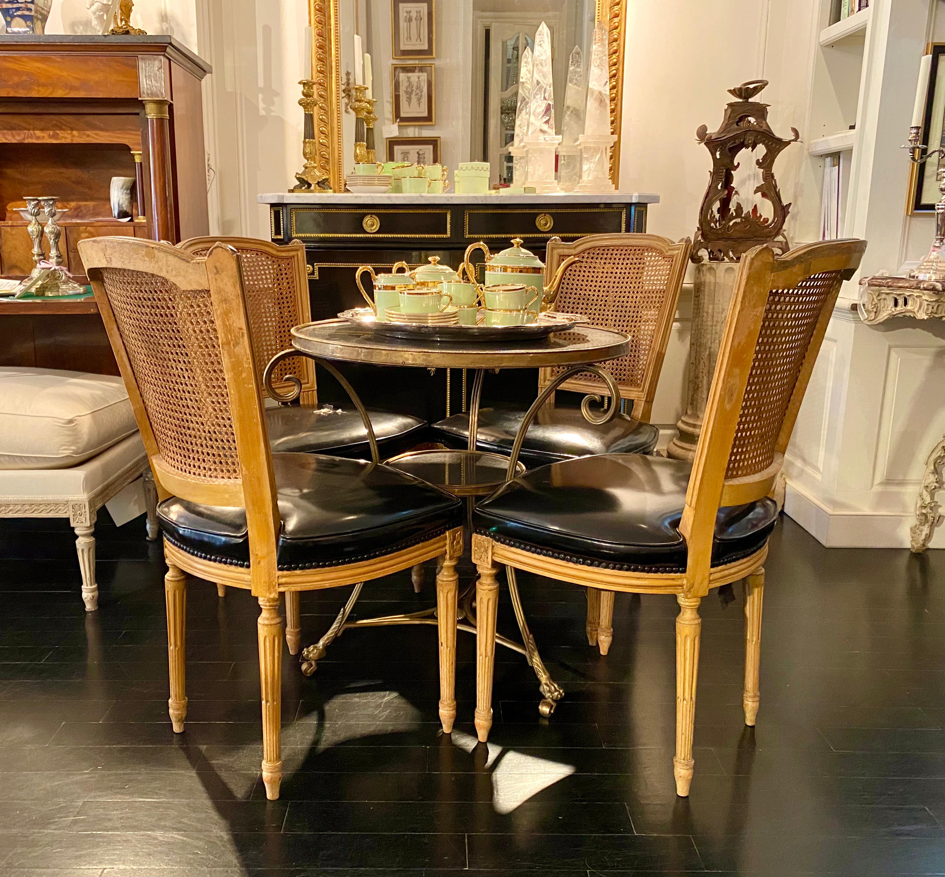 Maison Jansen Stühle mit gestanzter Rückenlehne, Vierer-Set, französisch im Angebot 1