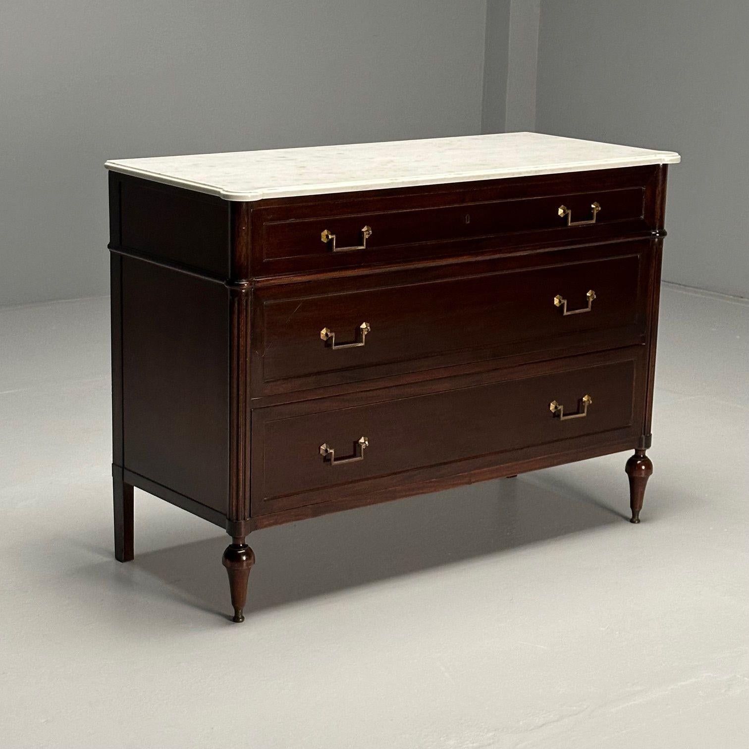 Commodo con piano in marmo in mogano stile Luigi XVI con timbro della Maison Jansen
 
Una commode in mogano in stile Luigi XVI, con un bel piano in marmo e tre cassetti, sollevata su gambe affusolate che terminano con piedi a toupet con il timbro