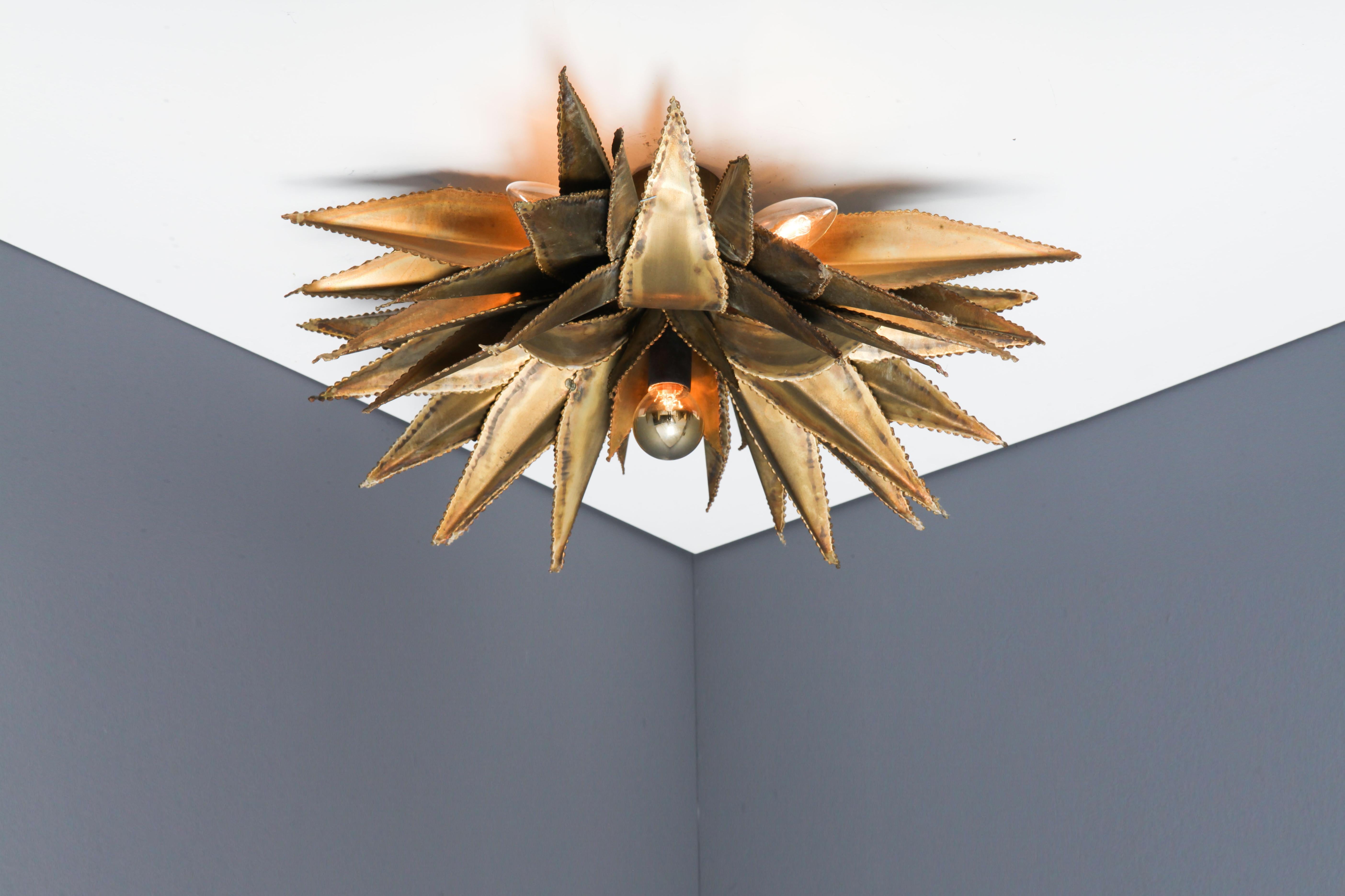 Maison Jansen Star Shaped Palm Tree Style Brass Sconce, 1970s In Good Condition For Sale In Antwerp, BE