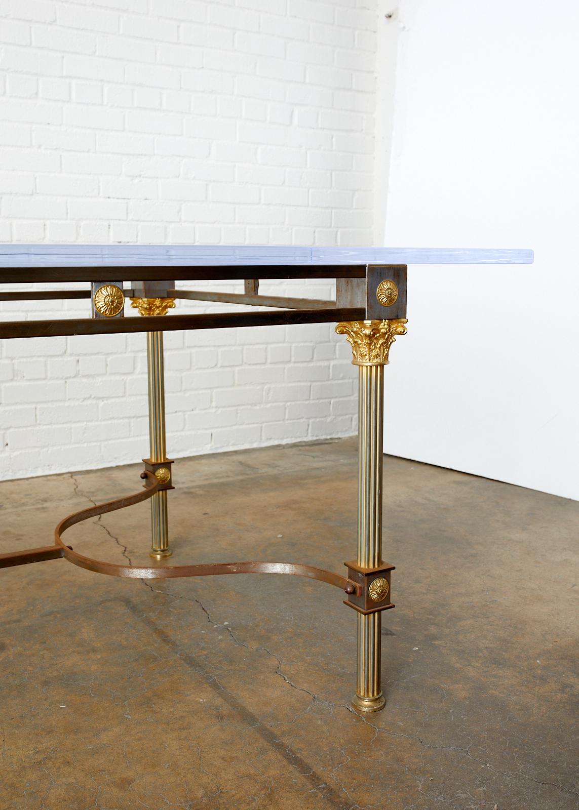 Table de salle à manger de style néoclassique en acier et laiton de la Maison Jansen en vente 6