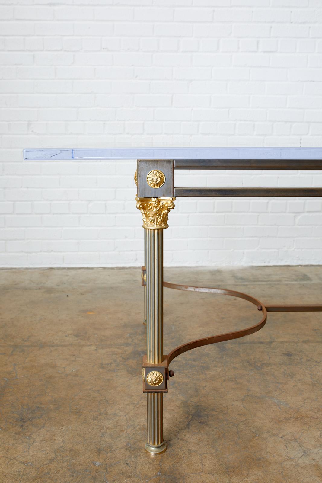 Laiton Table de salle à manger de style néoclassique en acier et laiton de la Maison Jansen en vente