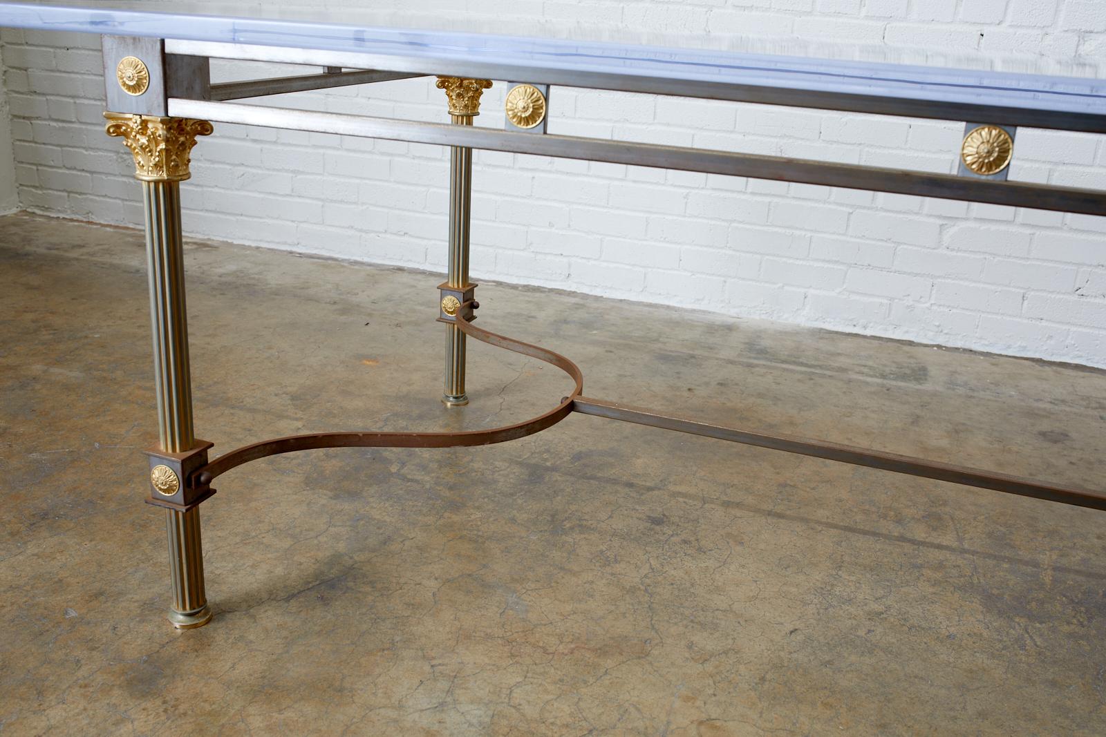 Table de salle à manger de style néoclassique en acier et laiton de la Maison Jansen en vente 3