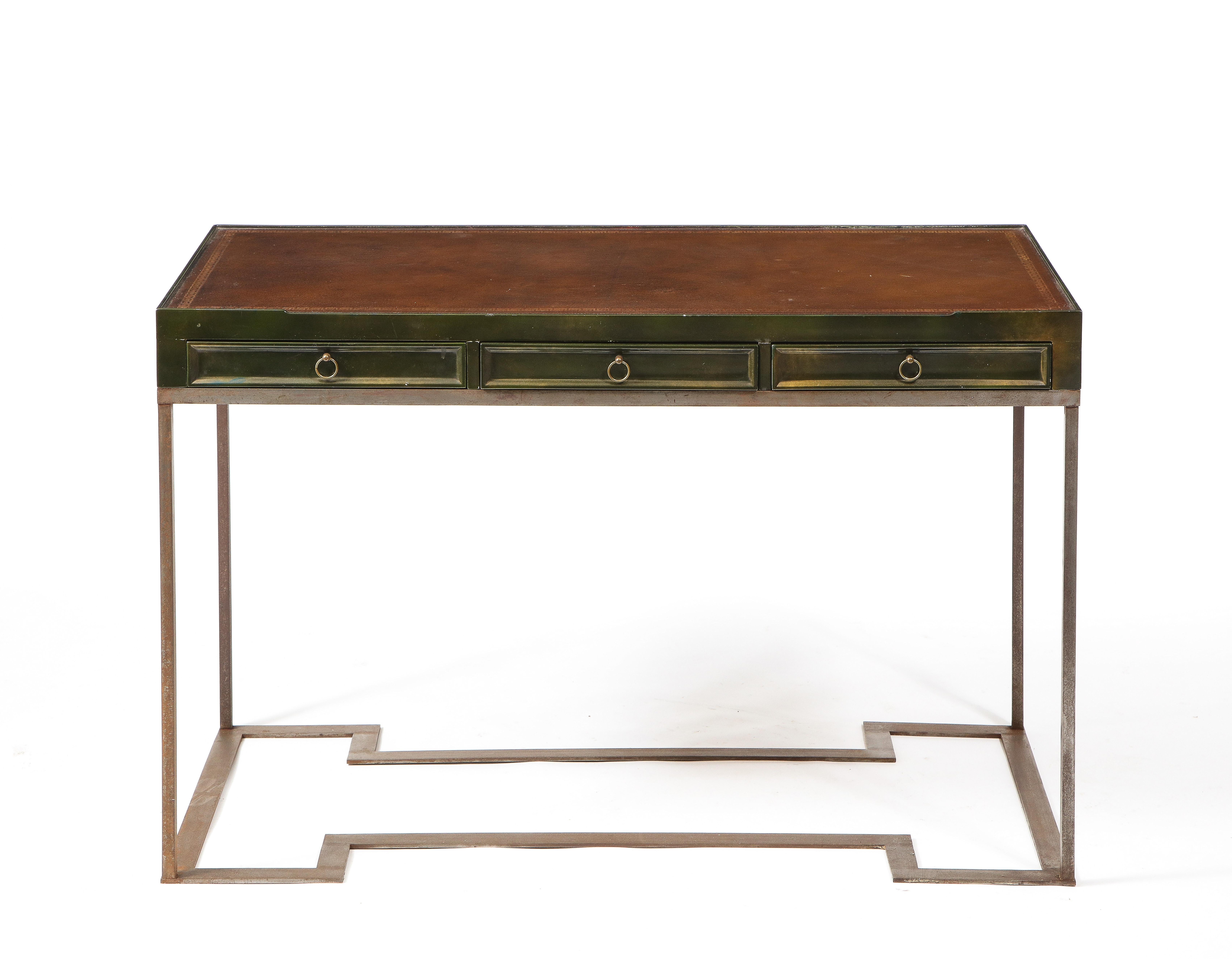 Eleganter Schreibtisch mit zwei Schubladen aus lackierter Eiche und einer Platte aus genarbtem Leder, auf einem massiven Stahlsockel mit quadratischem Querschnitt.