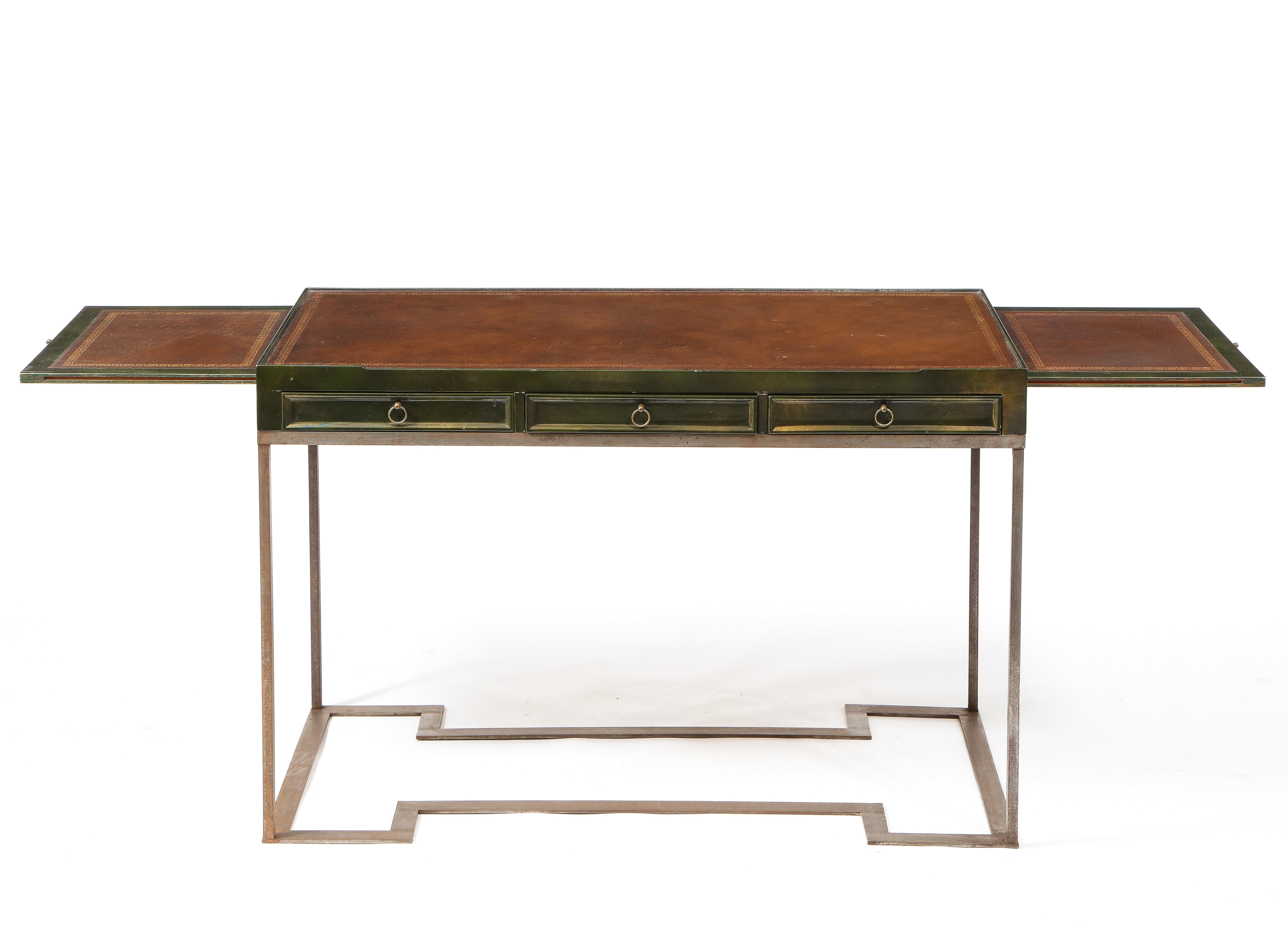 Moderner neoklassizistischer Schreibtisch aus Stahl und Lack von Maison Jansen, Frankreich 1960er Jahre im Zustand „Gut“ im Angebot in New York, NY