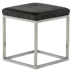 Maison Jansen. Hocker aus gebürstetem Aluminium und schwarzem Leder. 1970er Jahre.
