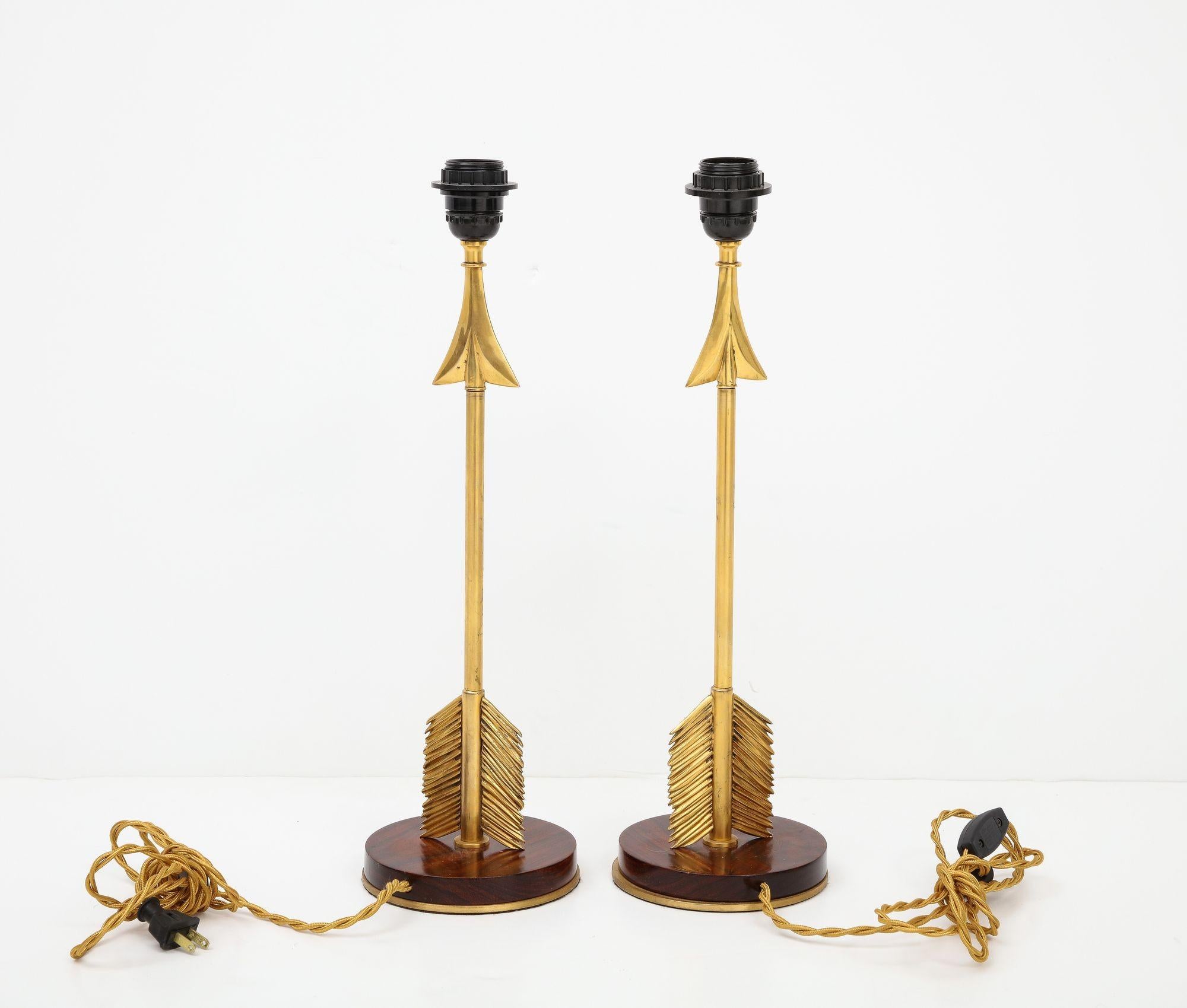Lampes à flèches en bronze de style Maison Jansen avec base en bois en vente 6