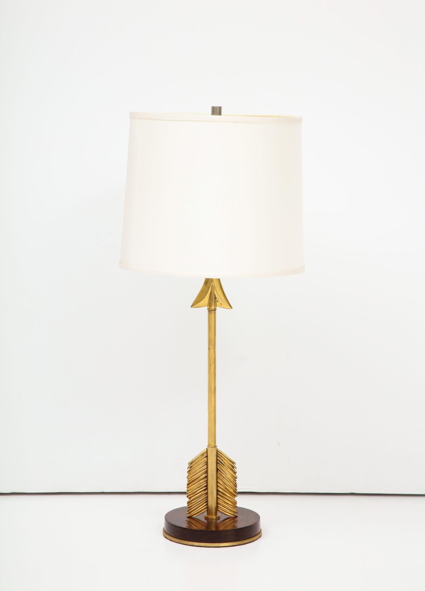 Maison Jansen Retro pair of arrow table lamps in gilded bronze, mounted on circular mahogany wood bases, circa 1940s.