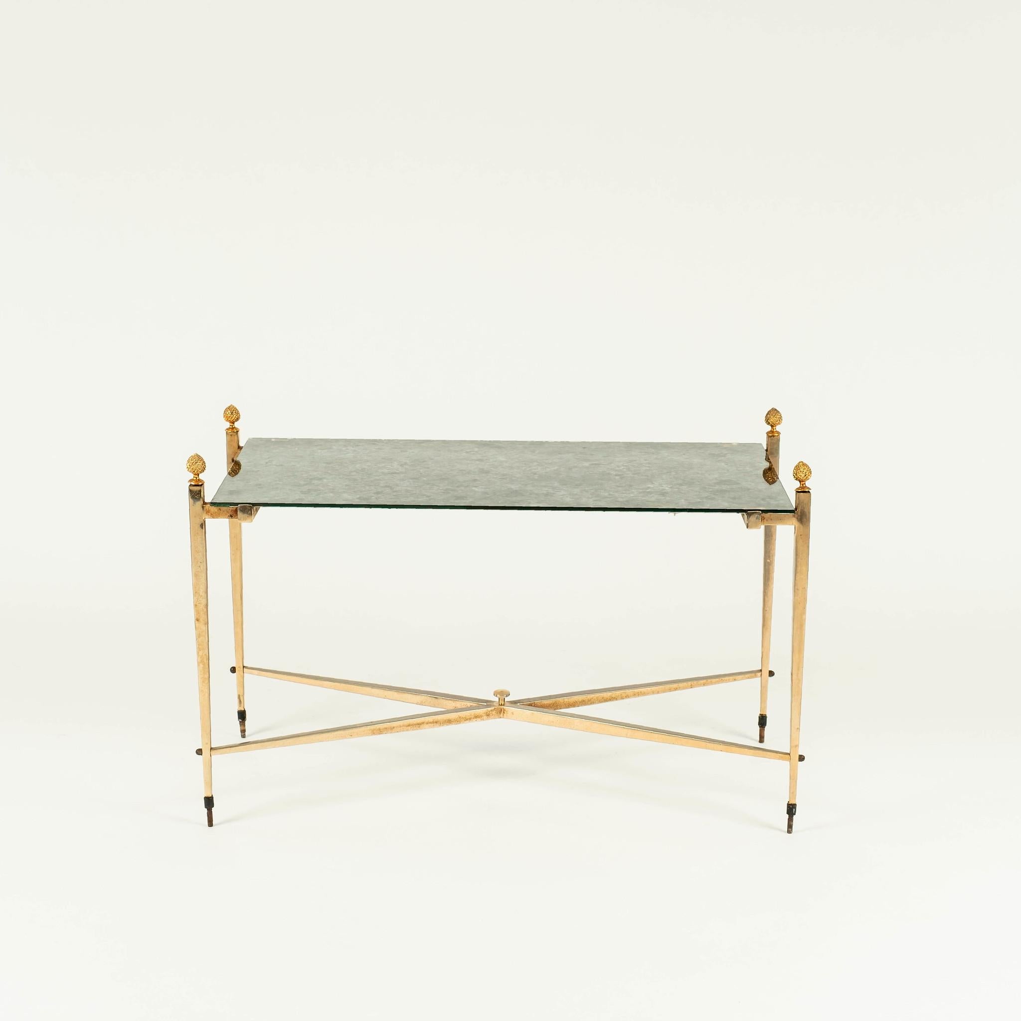 Mesa de cóctel de latón y espejo envejecido, estilo Maison Jansen, con patas cuadradas cónicas y remates de bellota.