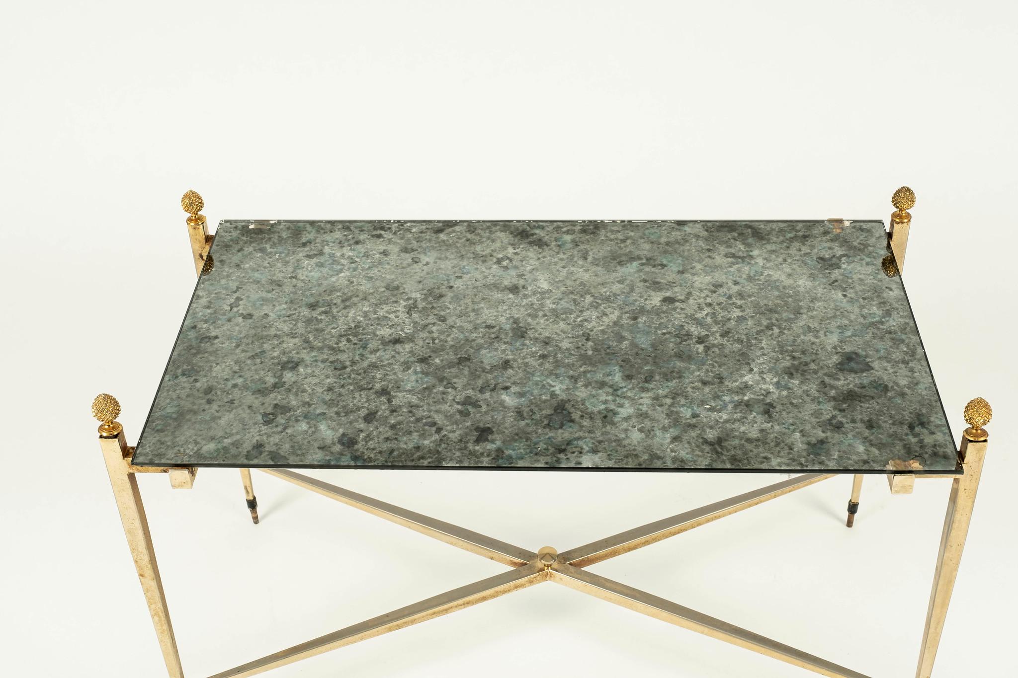Mesa de cóctel de latón y espejo envejecido estilo Maison Jansen en venta 1
