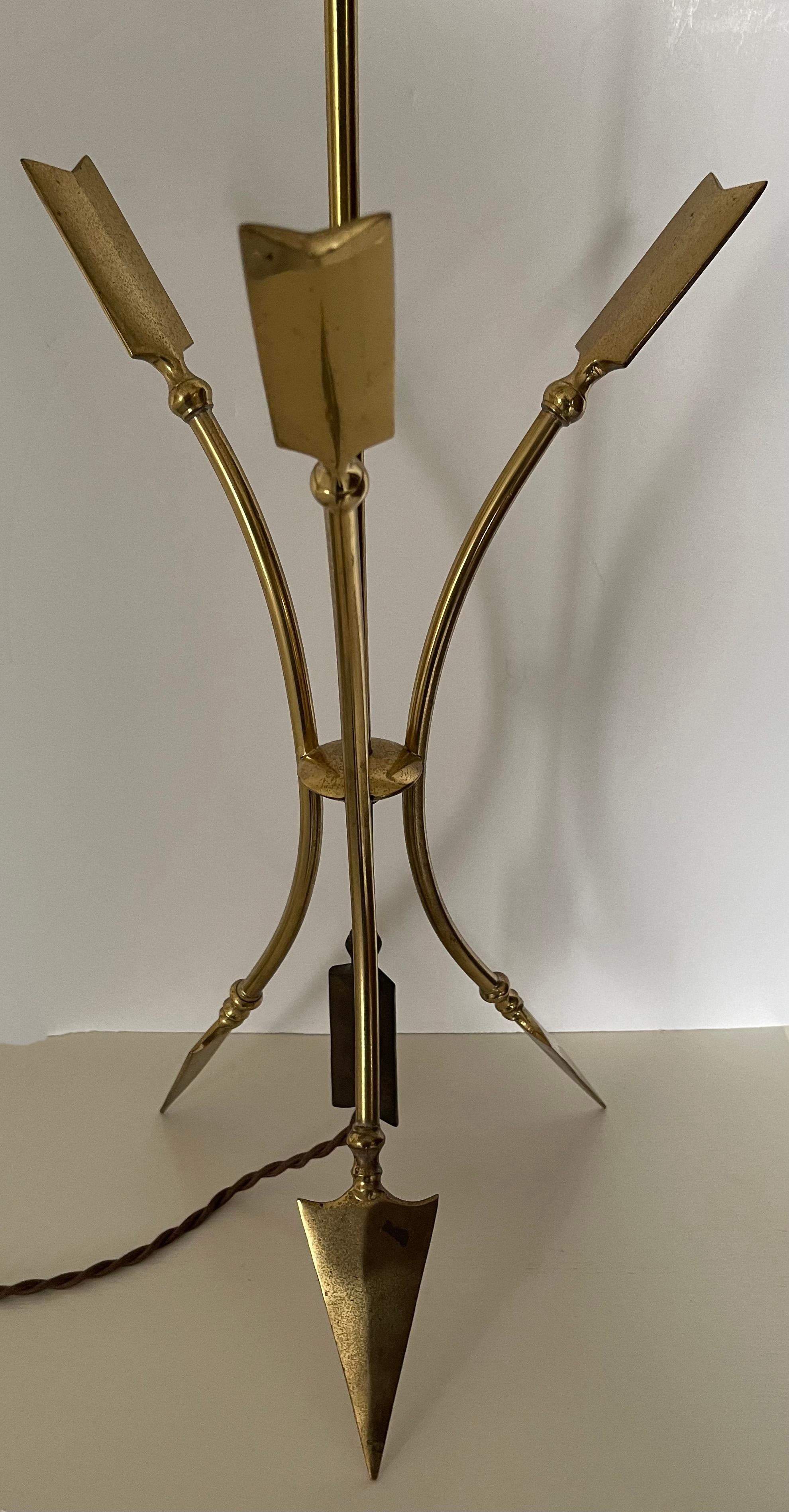 Maison Jansen Stil Messing Arrow Directoire Lampe (Französisch) im Angebot