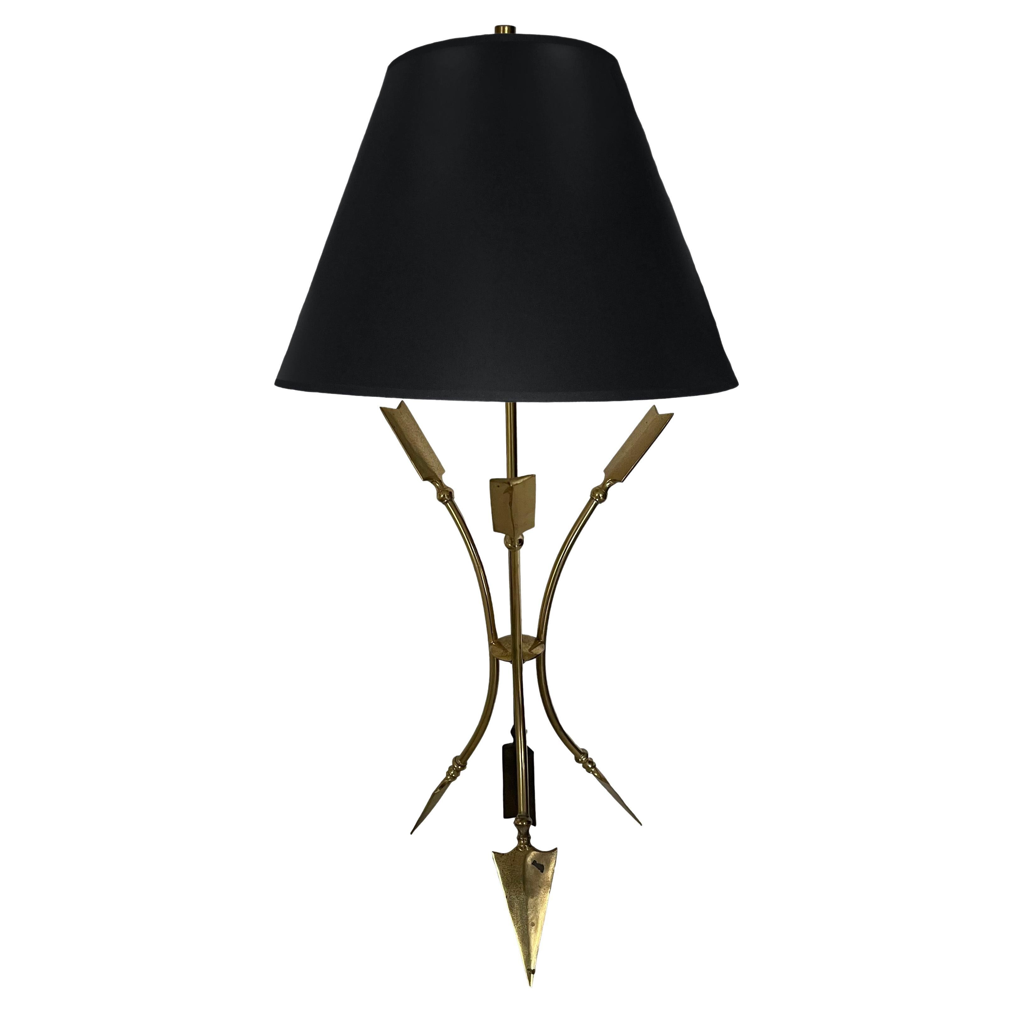 Maison Jansen Stil Messing Arrow Directoire Lampe im Angebot