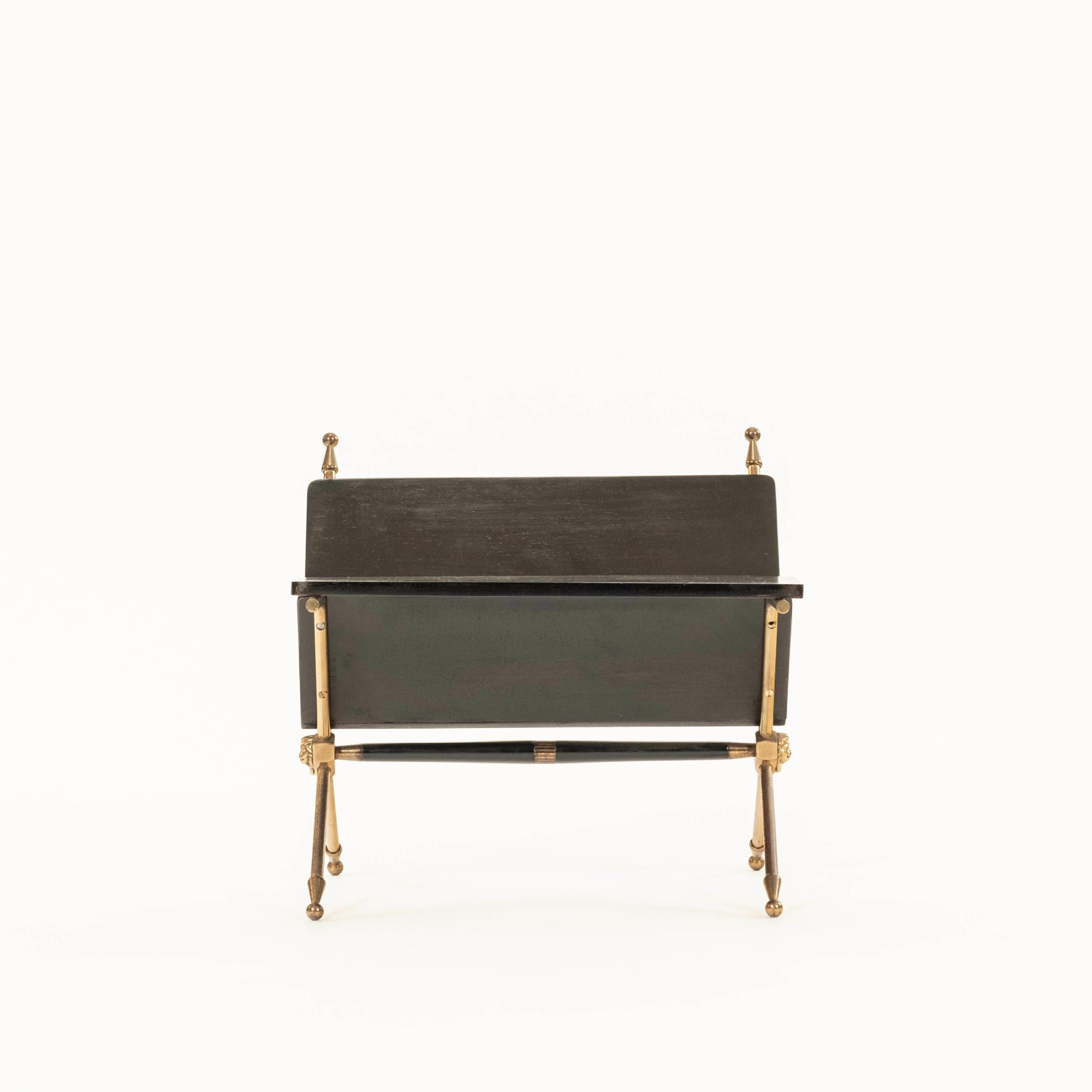 Postmoderno Portariviste in stile Maison Jansen in ottone e legno ebanizzato in vendita
