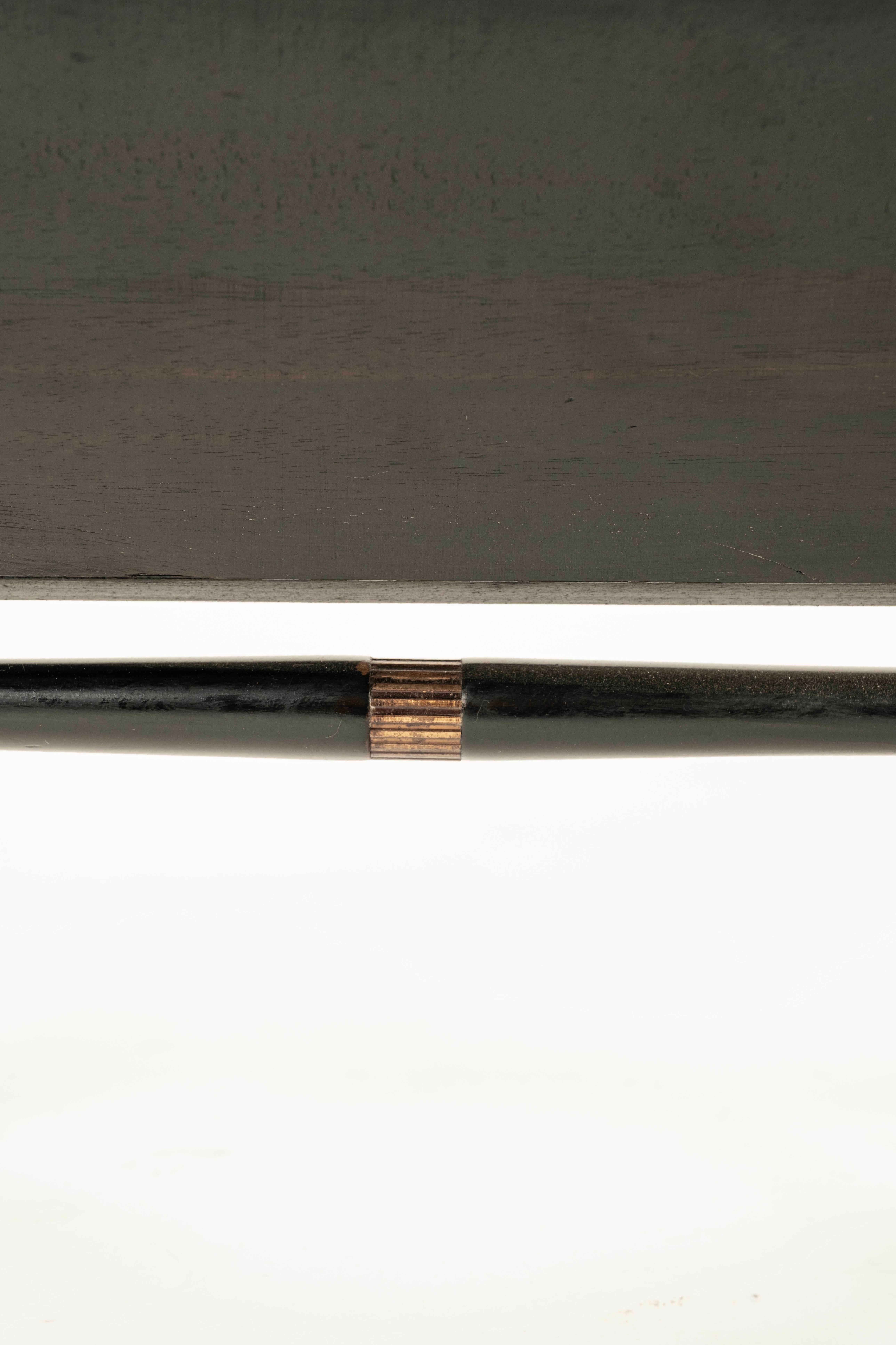 Ottone Portariviste in stile Maison Jansen in ottone e legno ebanizzato in vendita