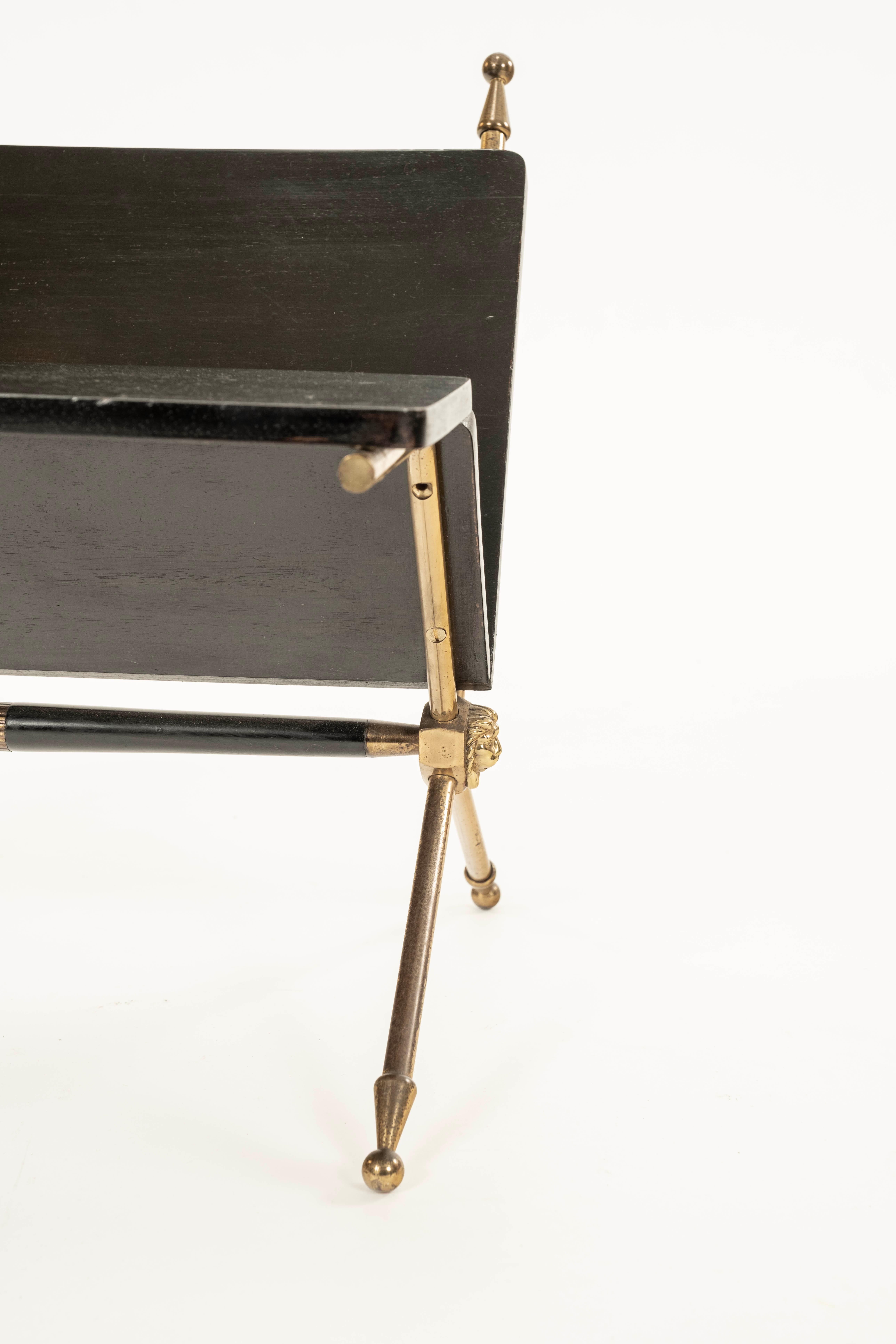 Portariviste in stile Maison Jansen in ottone e legno ebanizzato in vendita 1