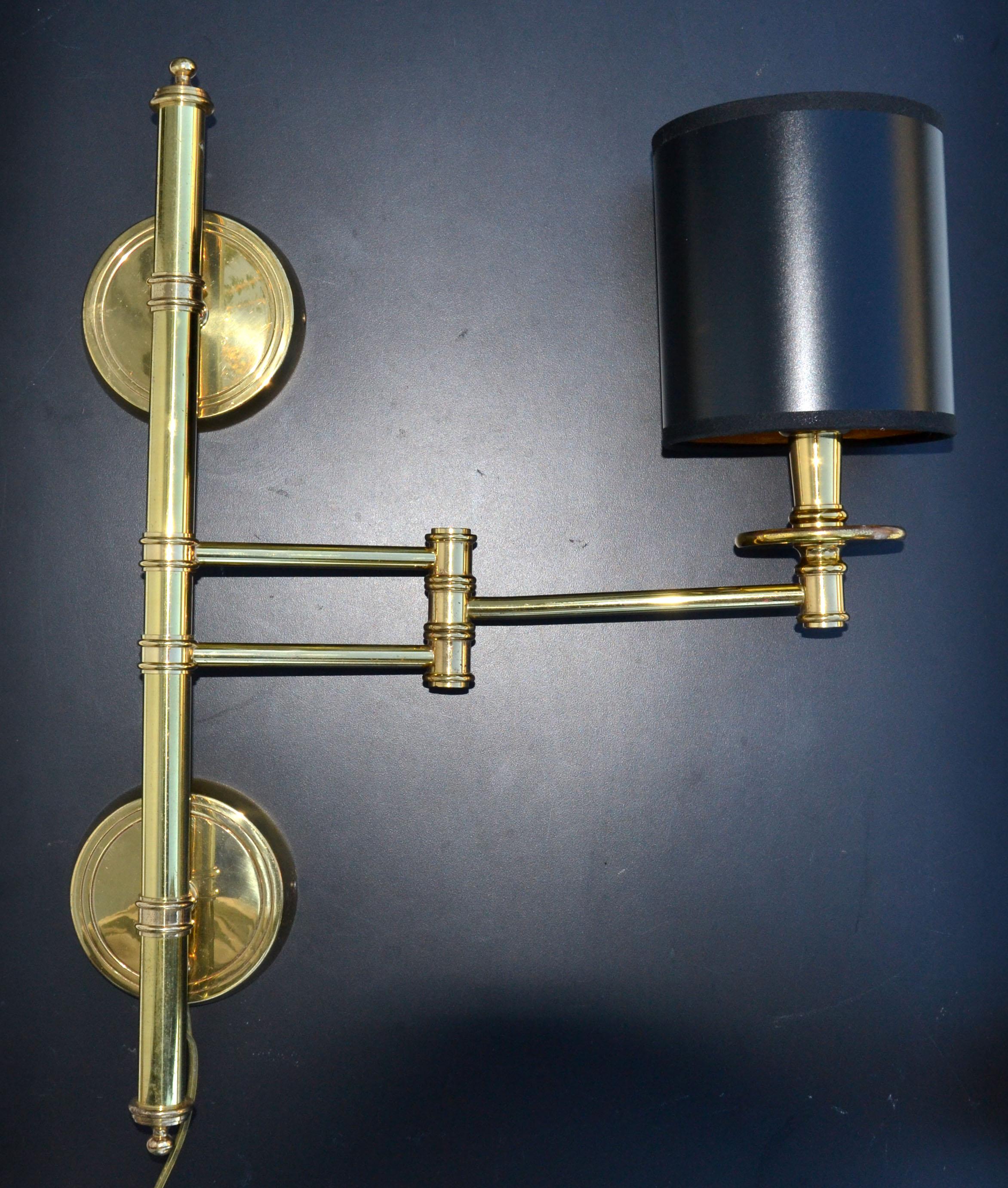 Retractable Wandleuchte aus Messing im Maison Jansen-Stil, schwarz-goldener Trommelschirm (Französisch) im Angebot