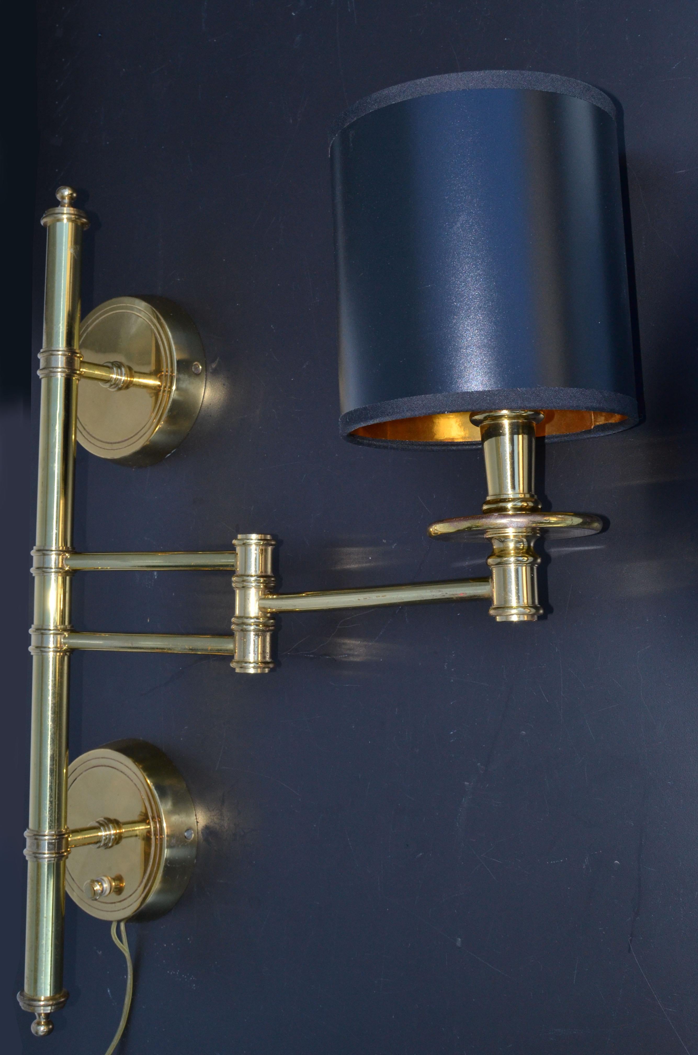 Retractable Wandleuchte aus Messing im Maison Jansen-Stil, schwarz-goldener Trommelschirm im Angebot 1