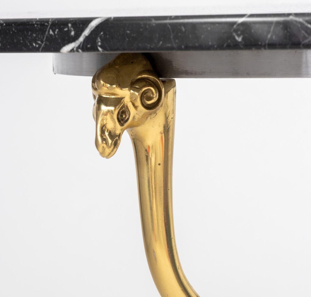 Moderno Gueridon in ottone e ferro battuto in stile Maison Jansen in vendita