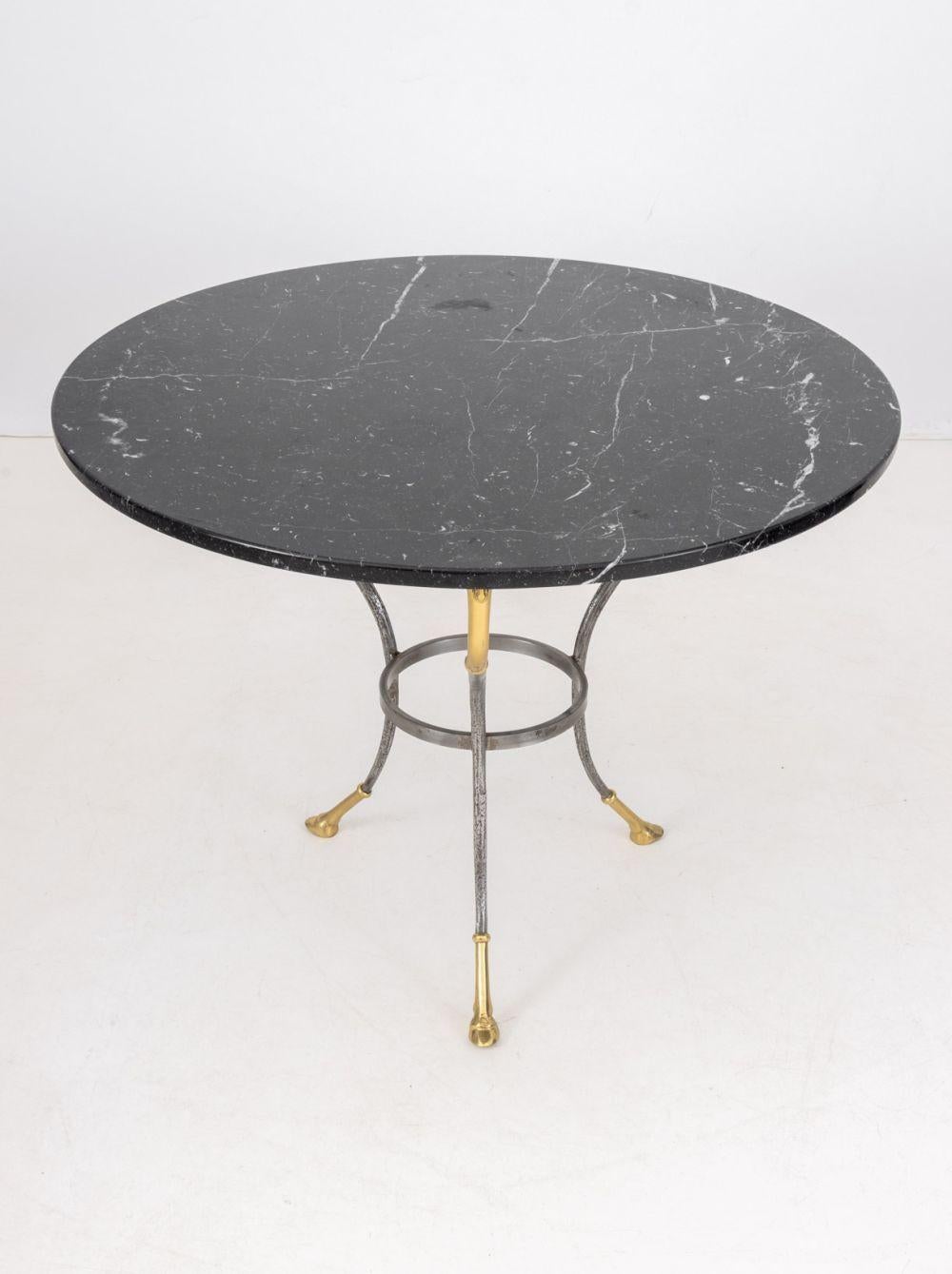 Gueridon in ottone e ferro battuto in stile Maison Jansen In condizioni buone in vendita a Astoria, NY