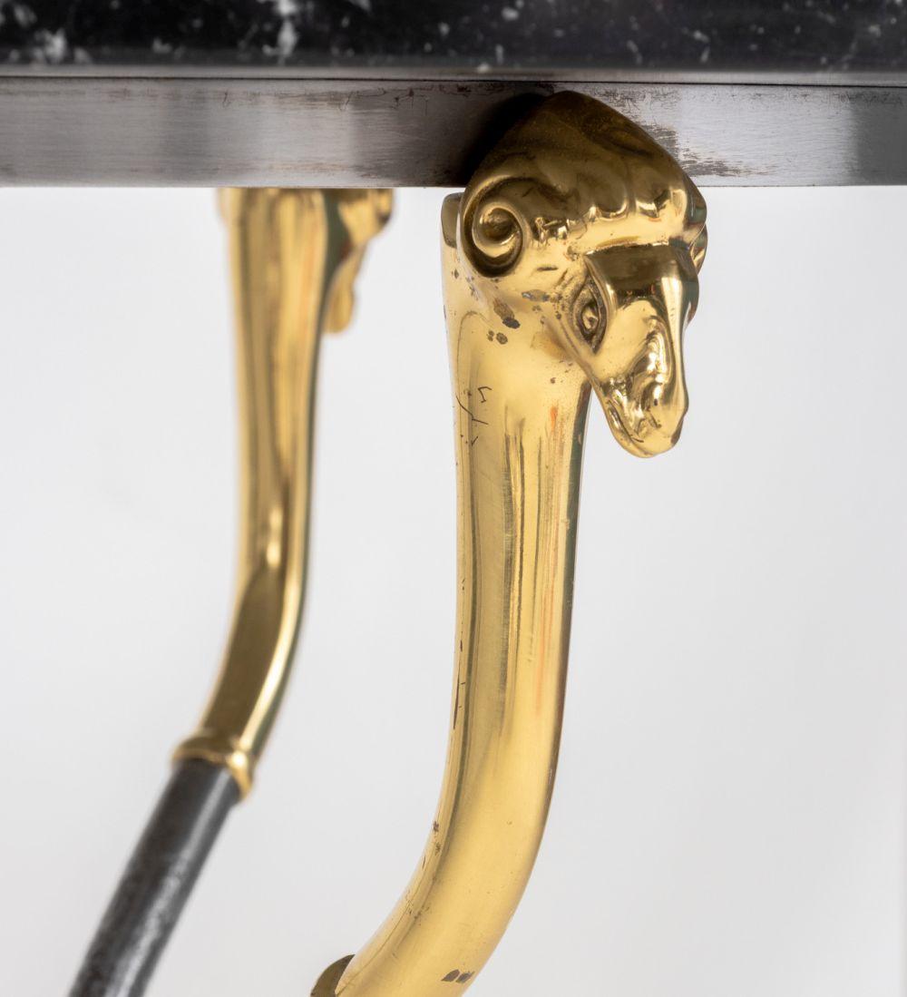 Ottone Gueridon in ottone e ferro battuto in stile Maison Jansen in vendita