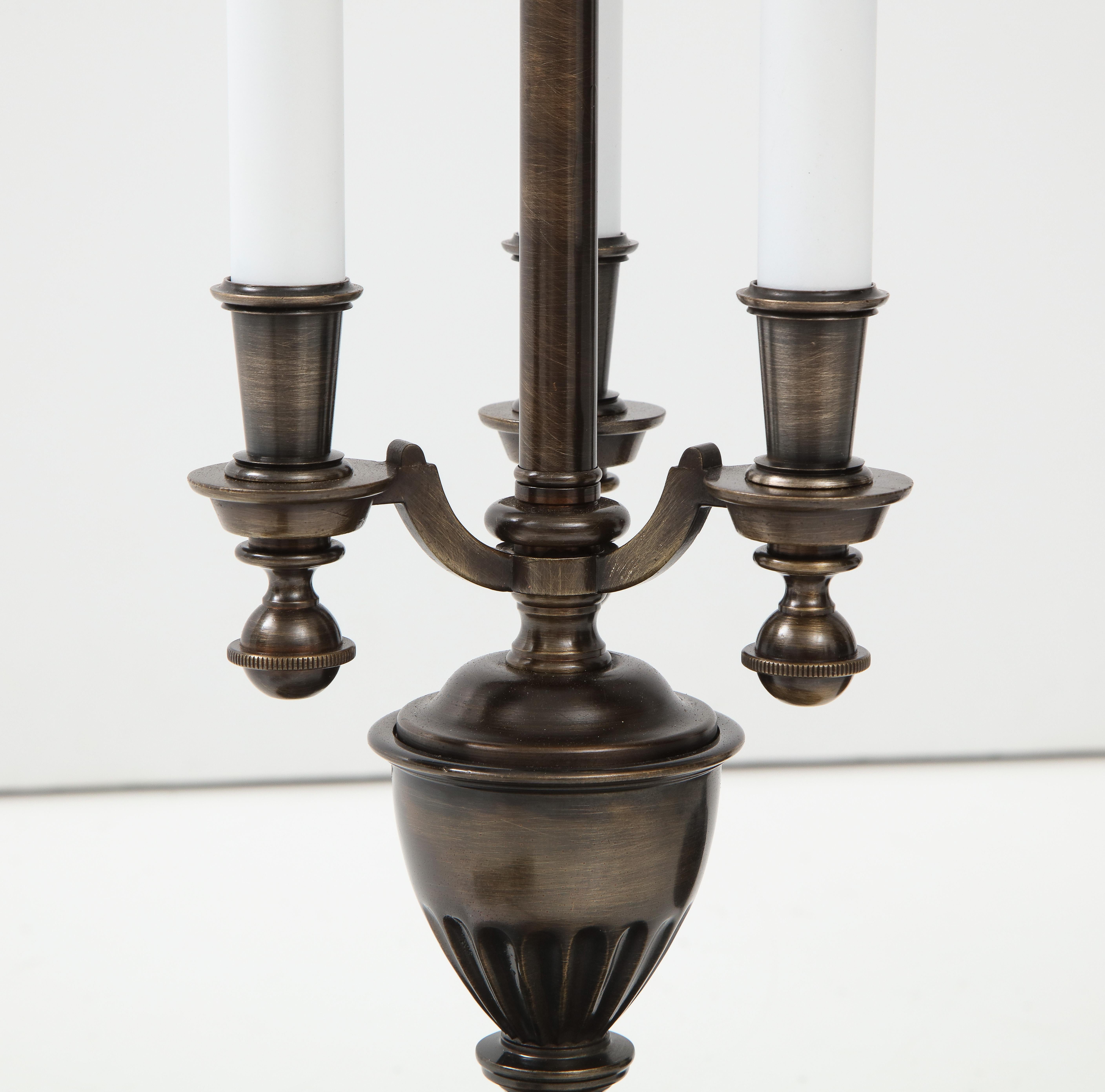 Lampen aus Bronze und Marmor im Stil von Maison Jansen im Angebot 2