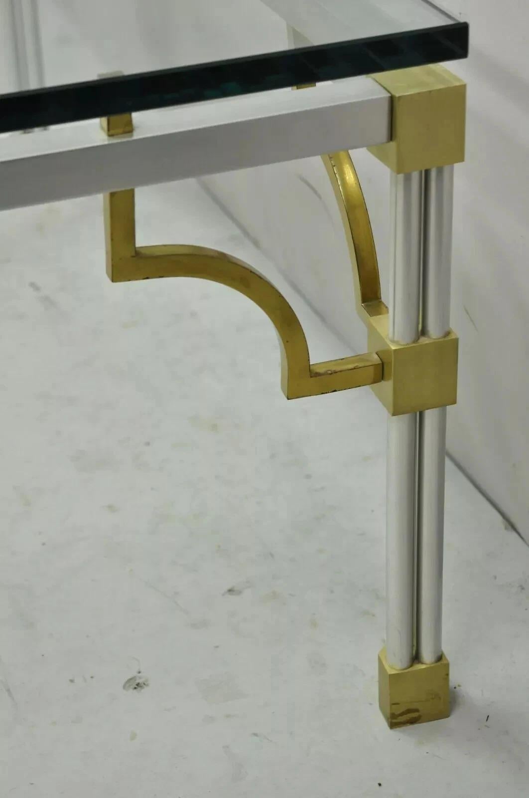 Table basse de style Maison Jansen en aluminium brossé et laiton chantourné de clés grecques en vente 3