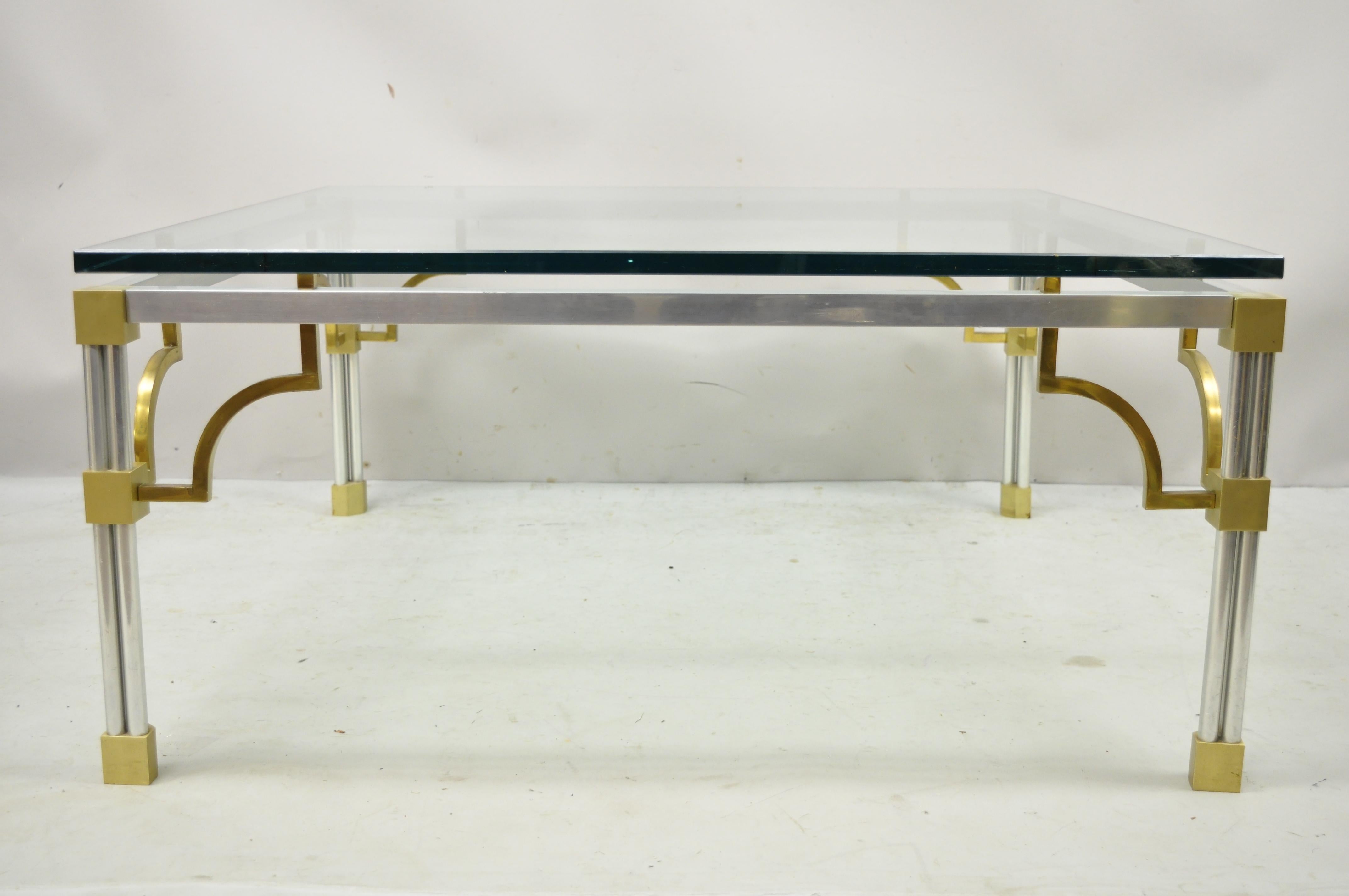 Table basse de style Maison Jansen en aluminium brossé et laiton avec détails en verre chantouré de clés grecques en vente 5